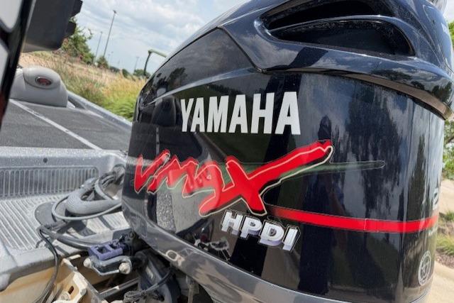 Yamaha VMAX HPDI engine on 2008 Ranger Z21 Comanche boat, outdoor setting.
