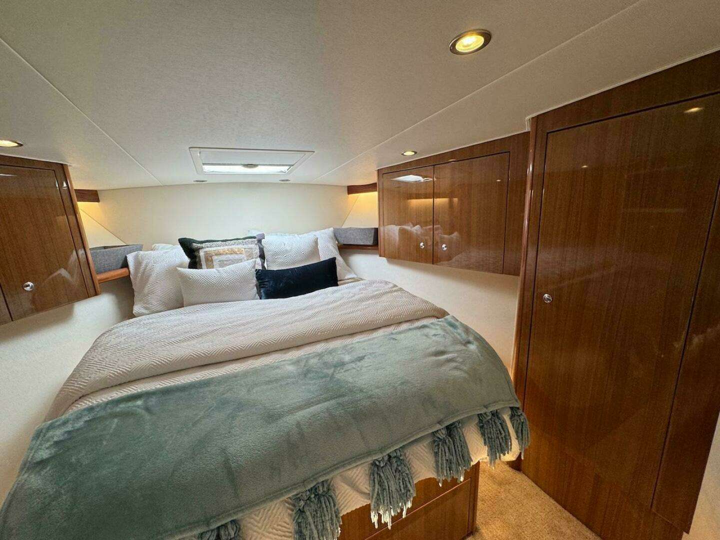 2007 Viking 52 Convertible - Image 23