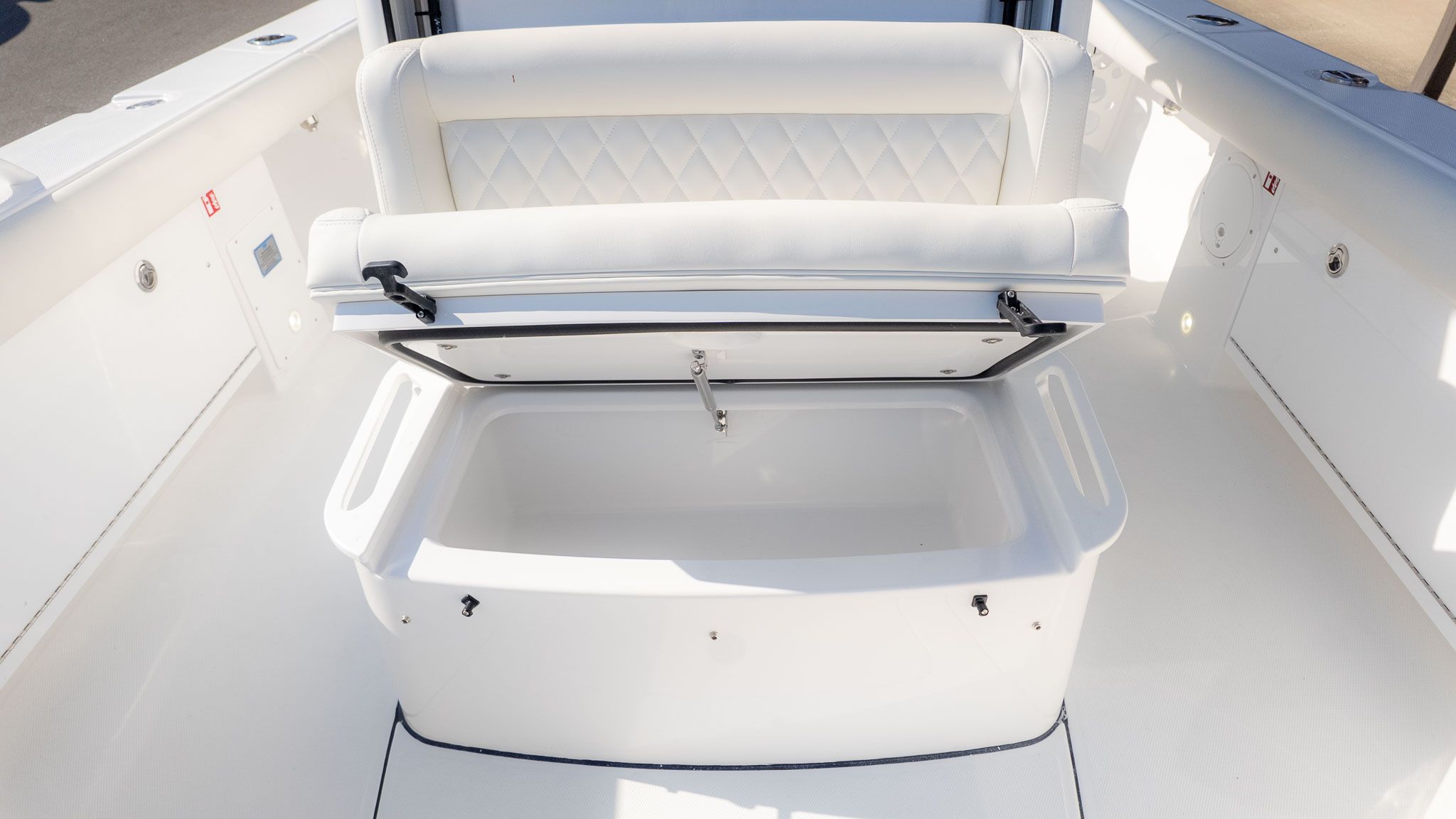 2027 Everglades 273 Center Console - 26