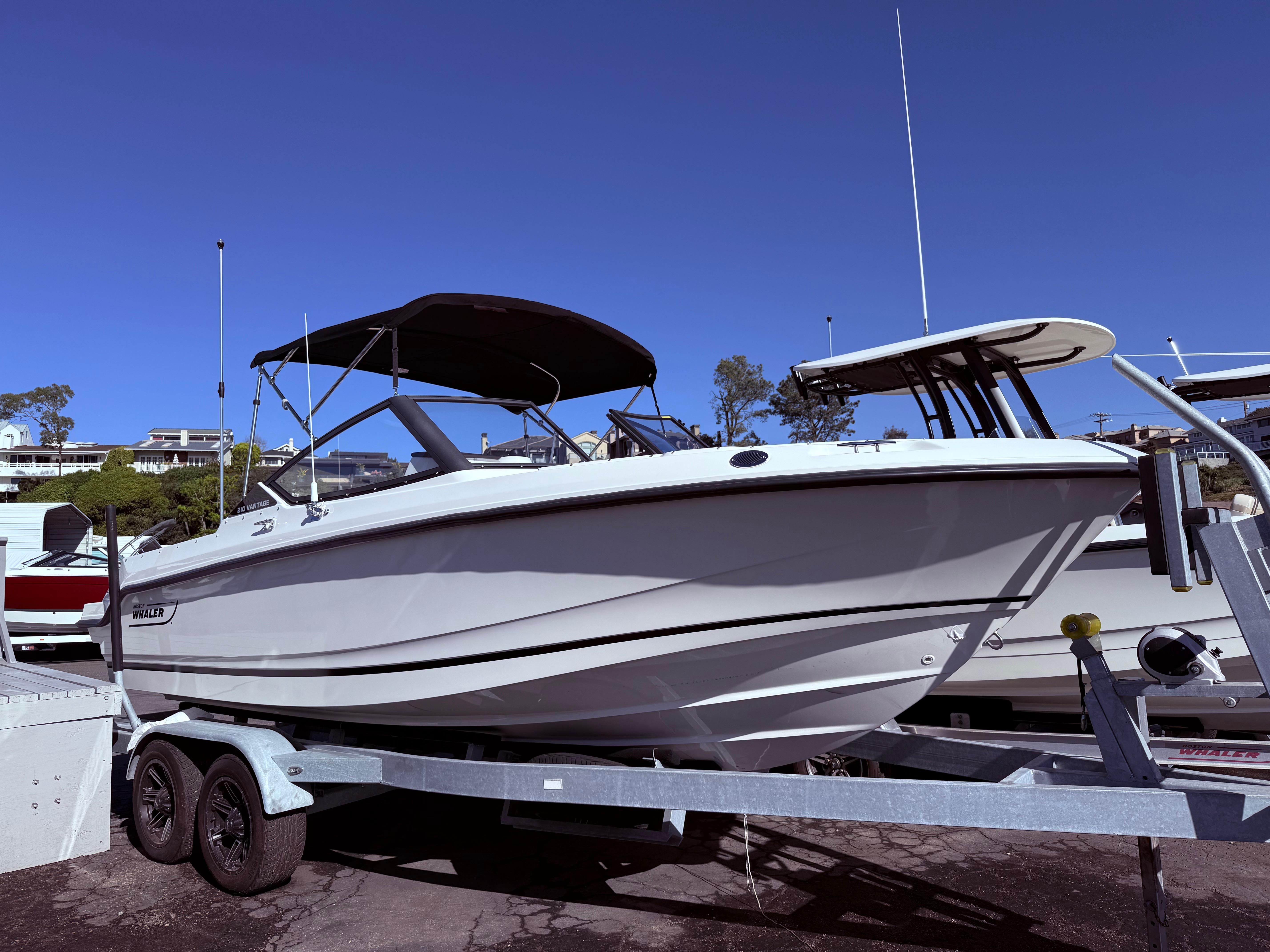 2025 Boston Whaler 210 Vantage