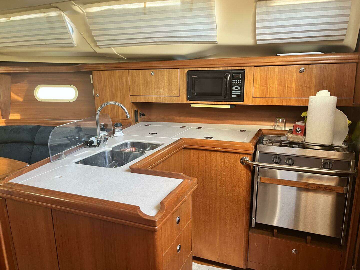 2003 Hunter 356 - Image 13