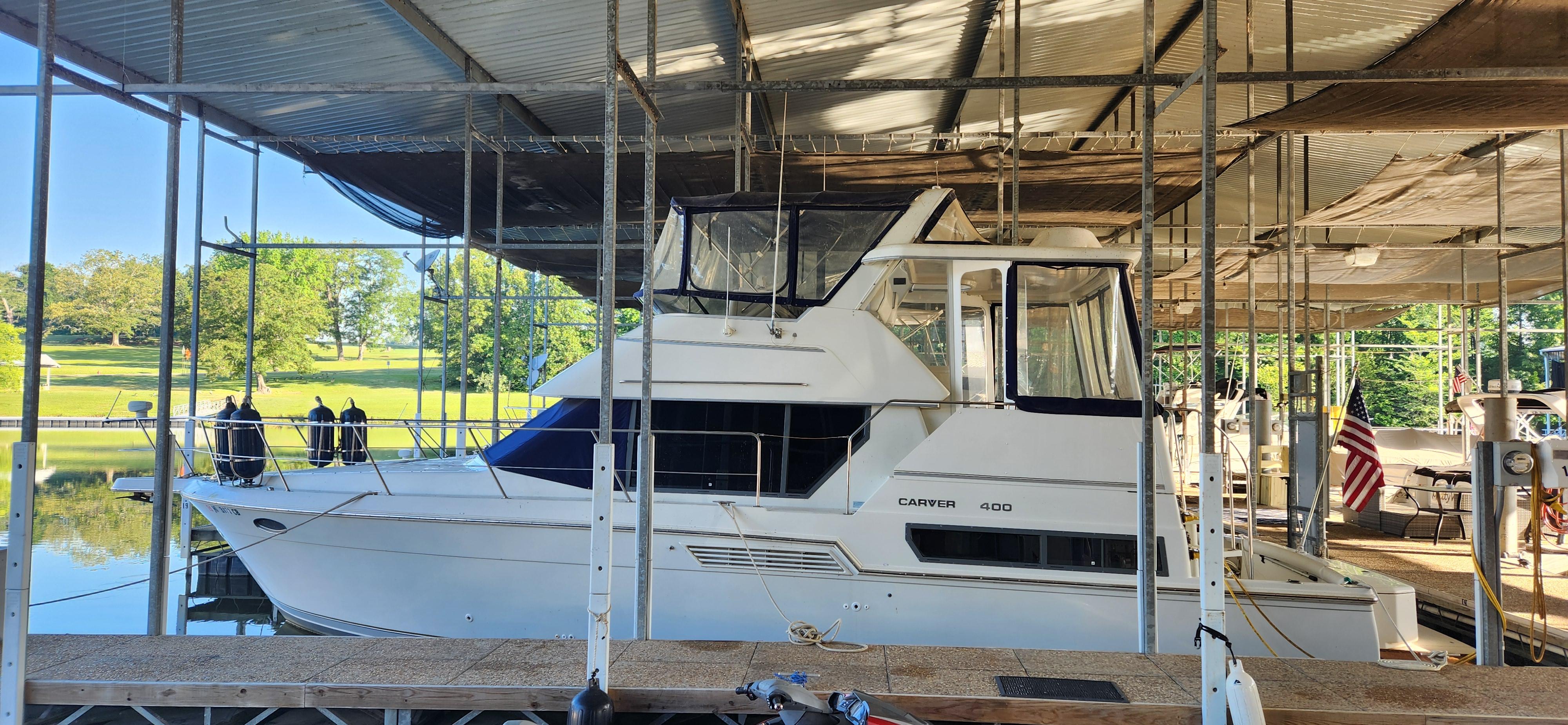 1996 Carver 400 Cockpit Motor Yacht