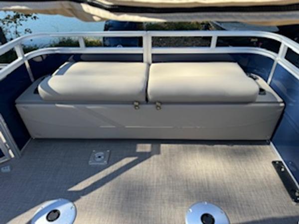 2025 Sun Tracker Fishin' Barge 22 DLX seating area on boat.