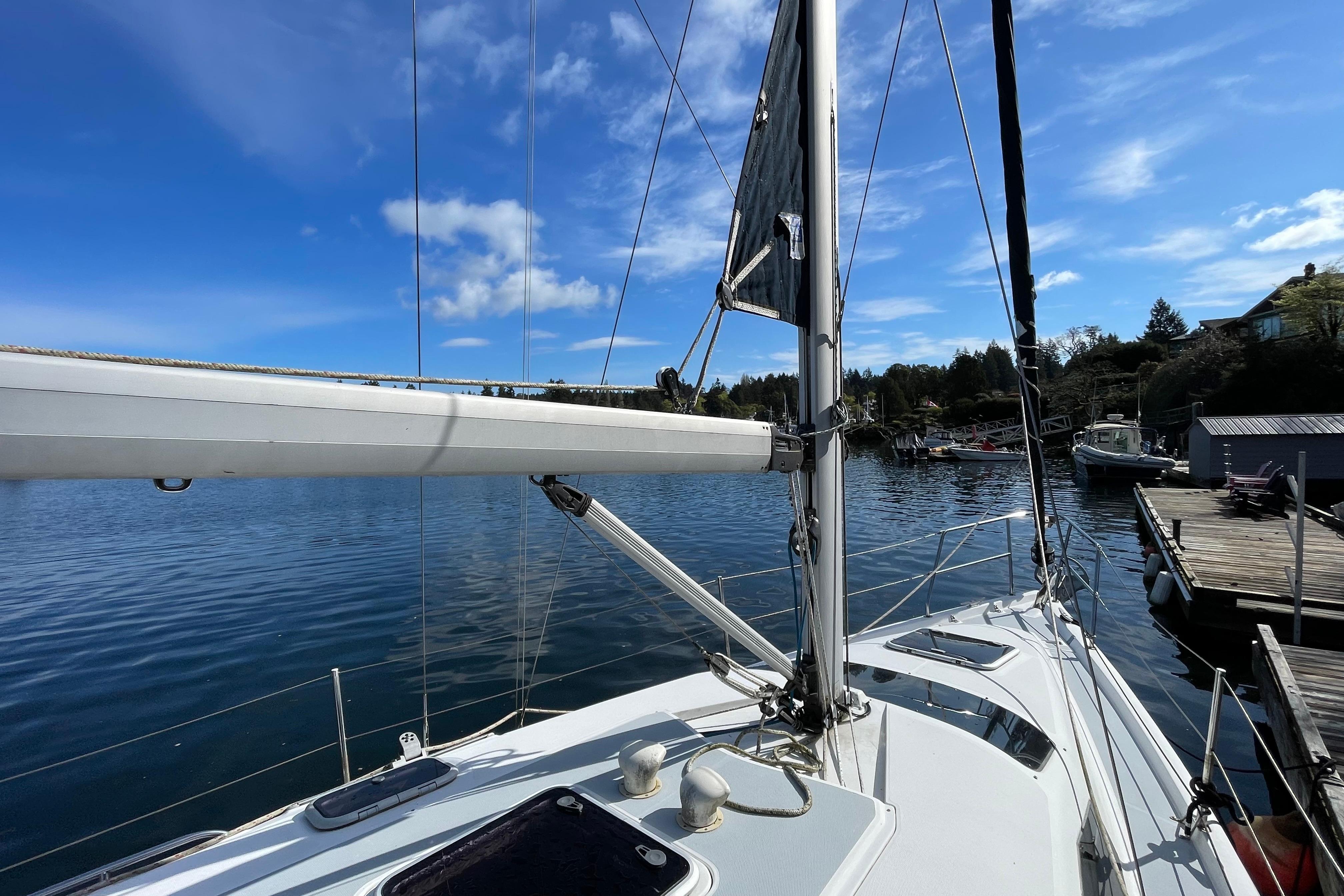 Sailboat Hunter 340 (2000) docked on a sunny day with clear blue skies.