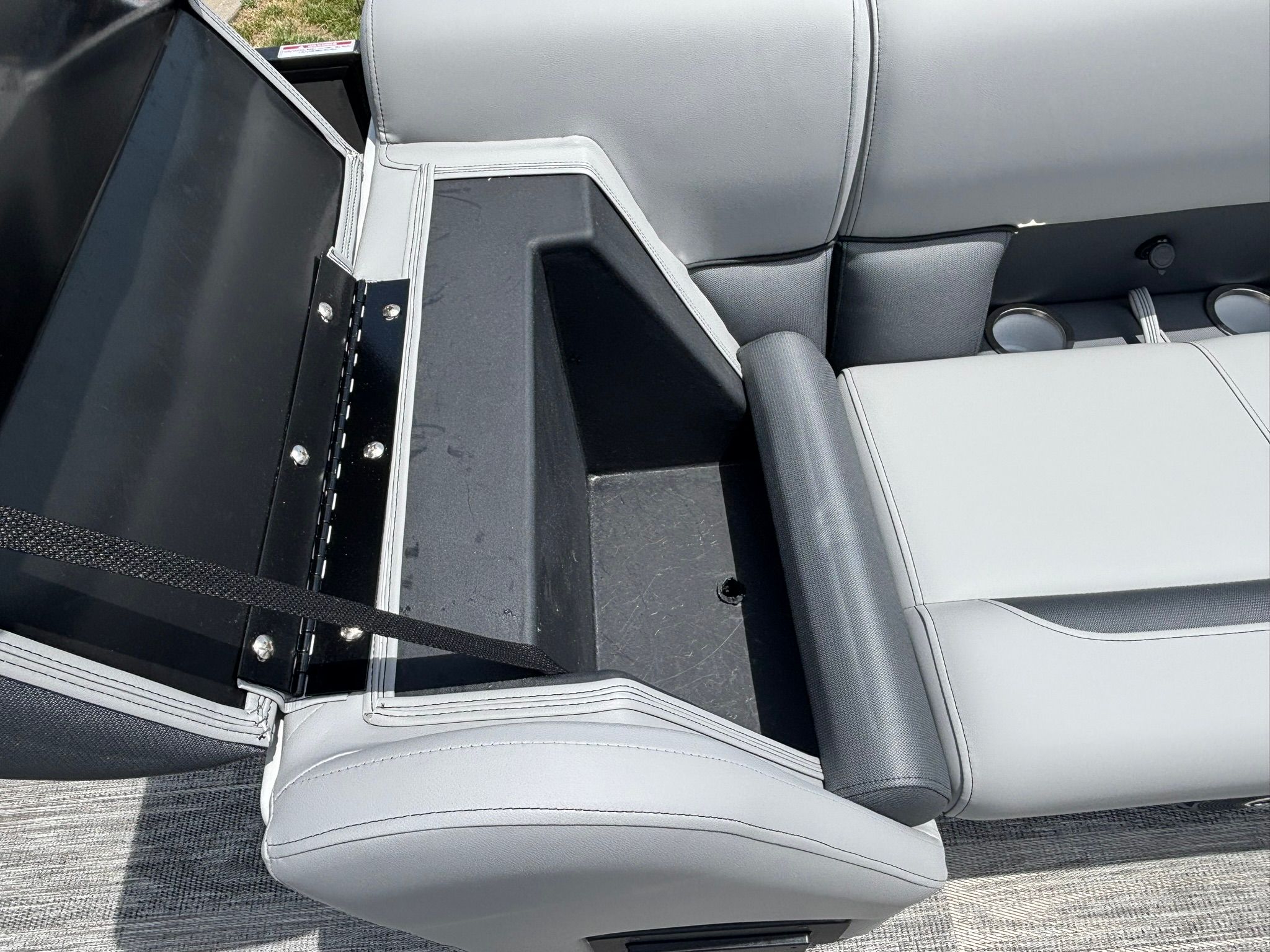 2027 Bentley Pontoons 223 LEGACY QSB - 32