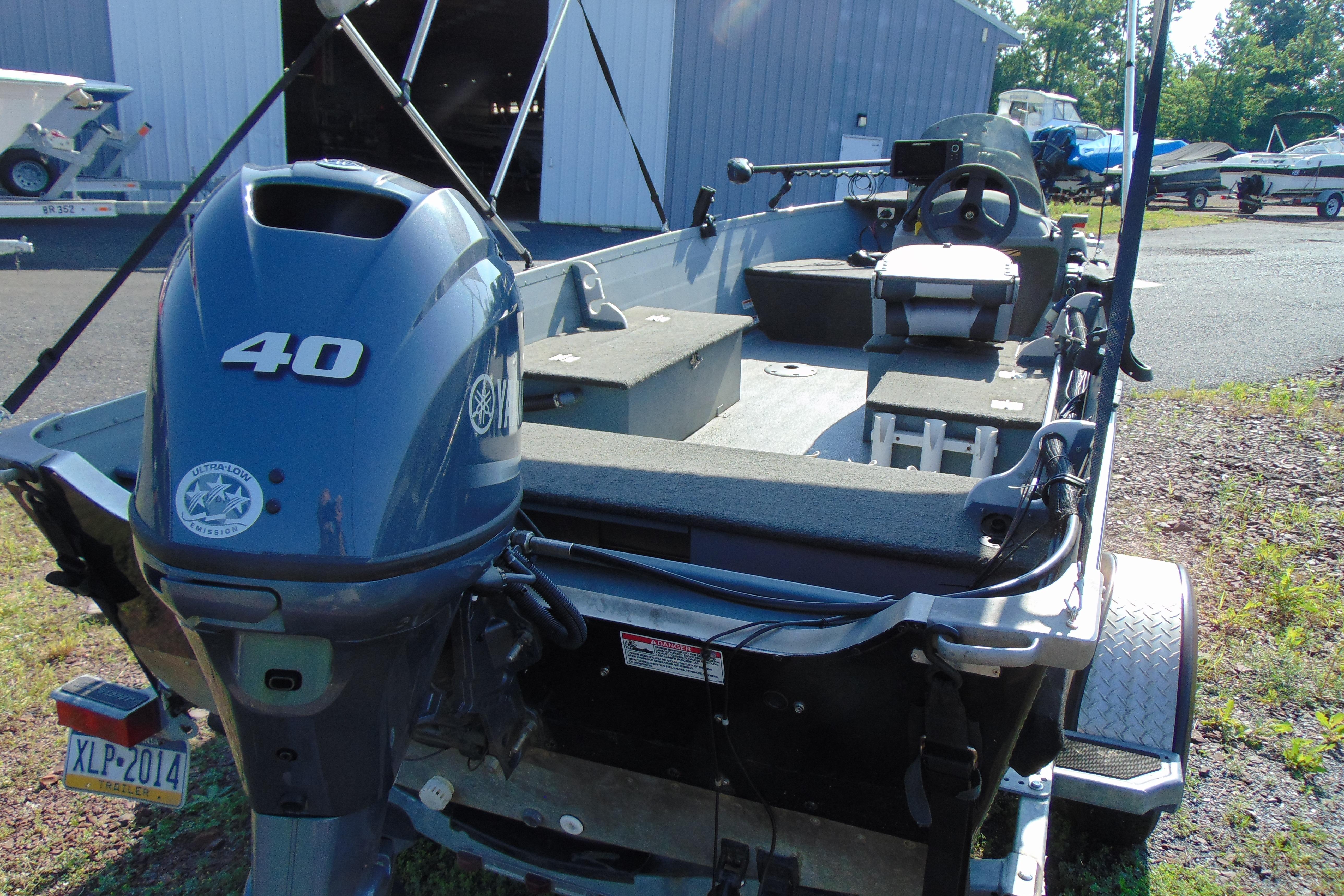 2017 Starcraft SF 16 DLX boat with Yamaha 40 HP outboard motor, parked outdoors.