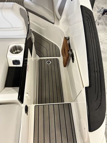 2023 Sea Ray SLX 260 - 11