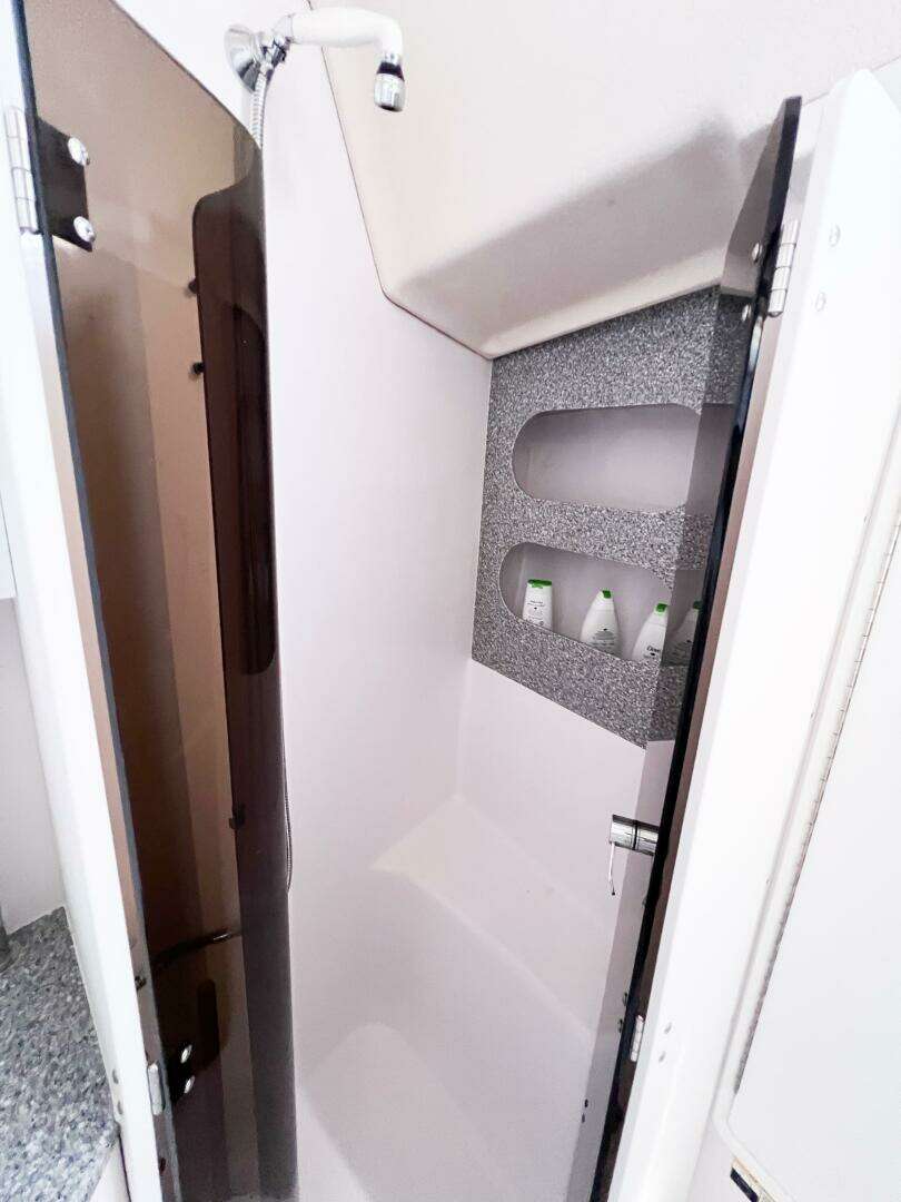 2019 Catalina 425 - Image 16