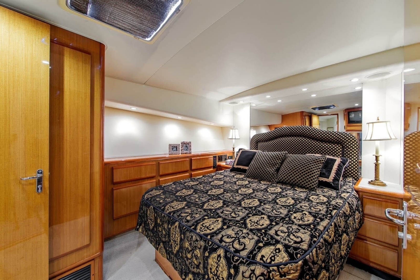2000 Viking 50 Convertible Sportfish - Image 5