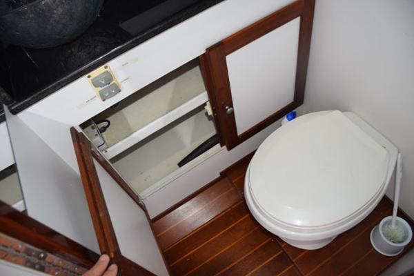 Freshwater electric head, storage beneath vanity