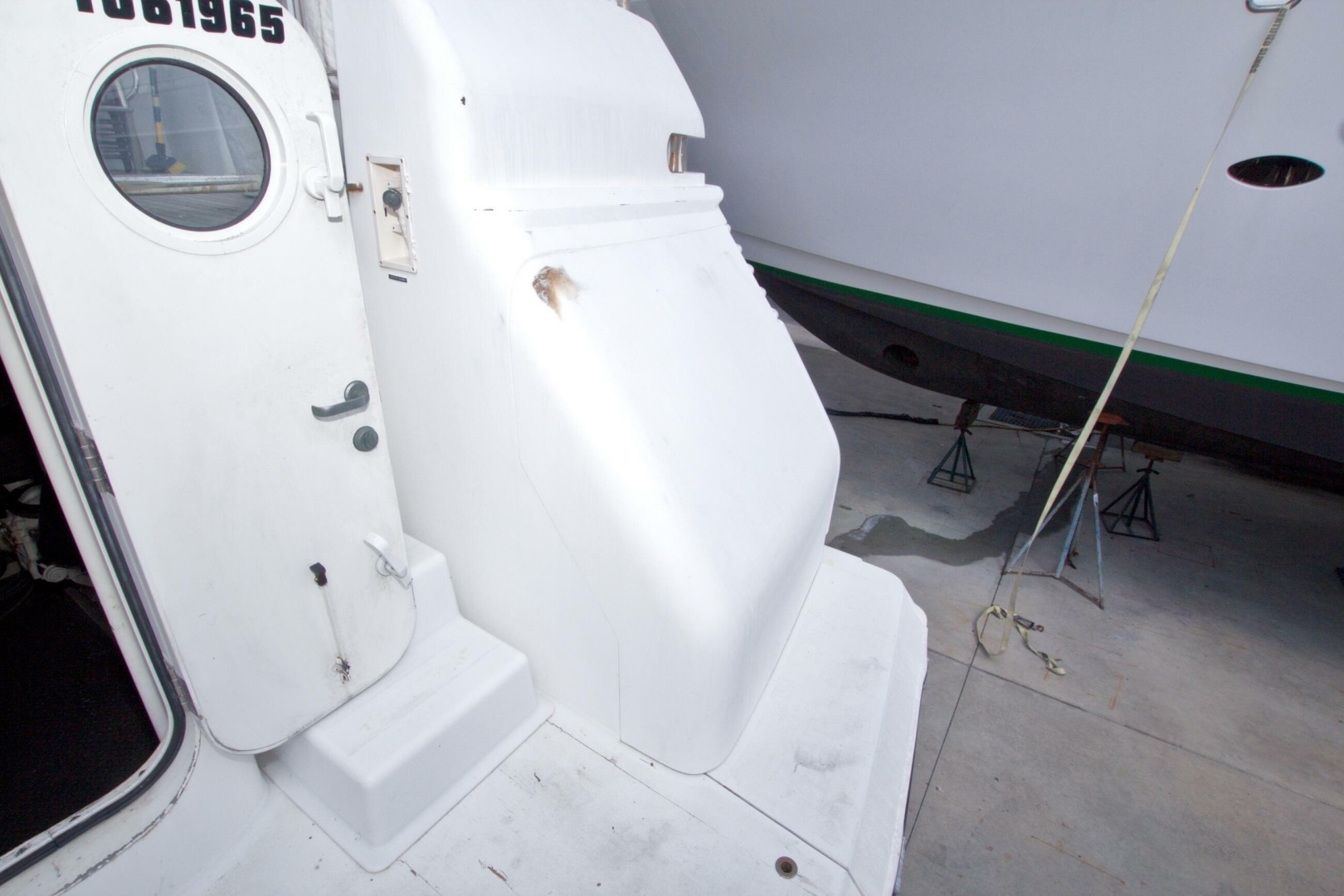 1998 Lazzara Yachts 76 Skylounge Grand Salon - Image 106