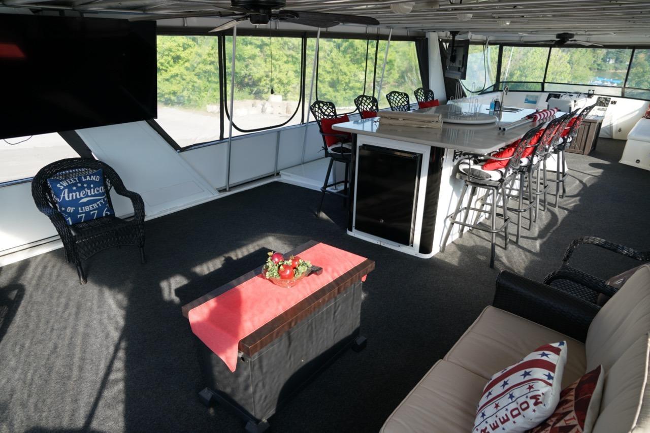 Luxurious 2000 Stardust Cruisers houseboat interior with bar, seating, and decor.