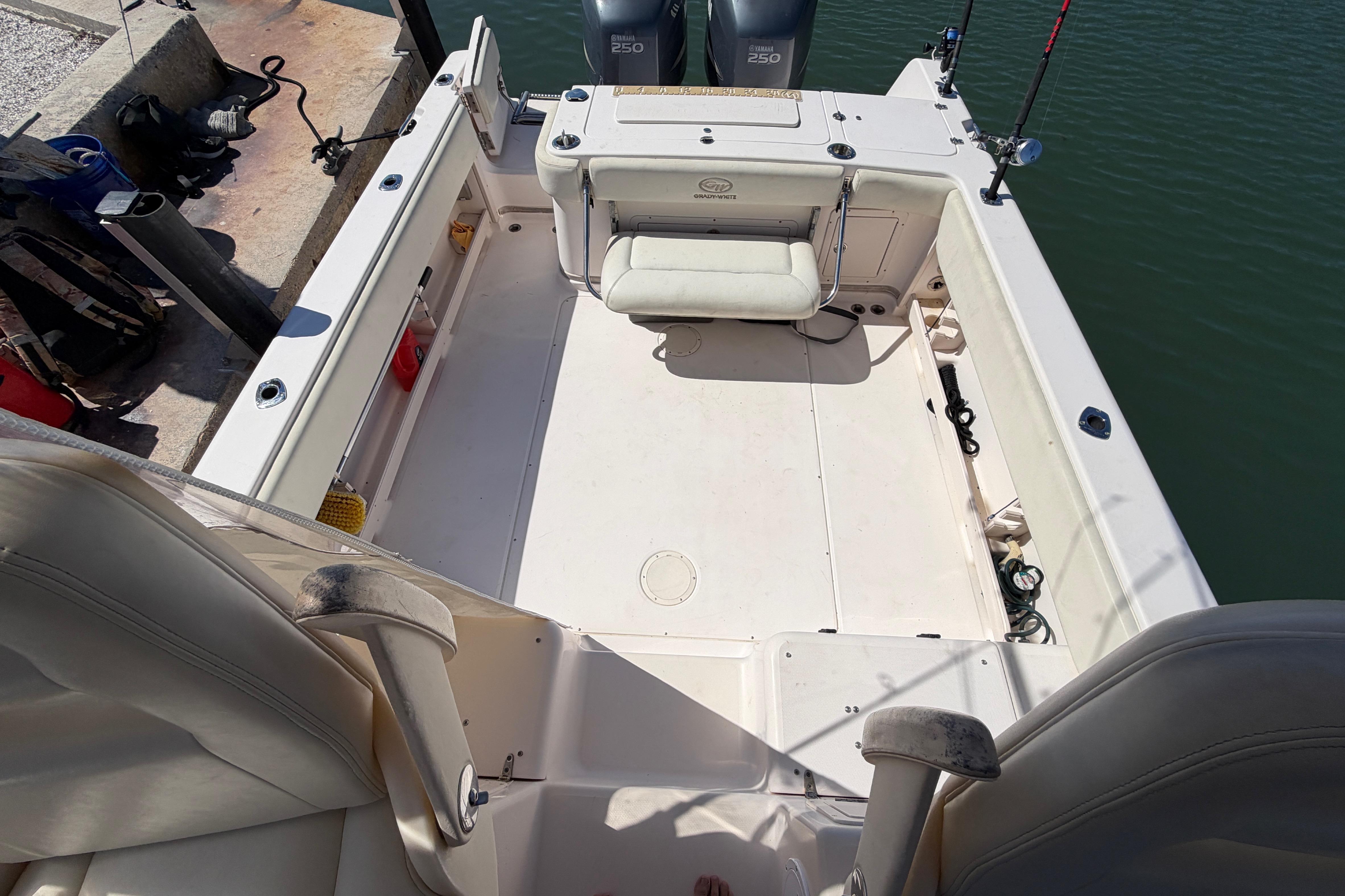 2006 Grady-White Sailfish 282 boat interior with seating and fishing rods.