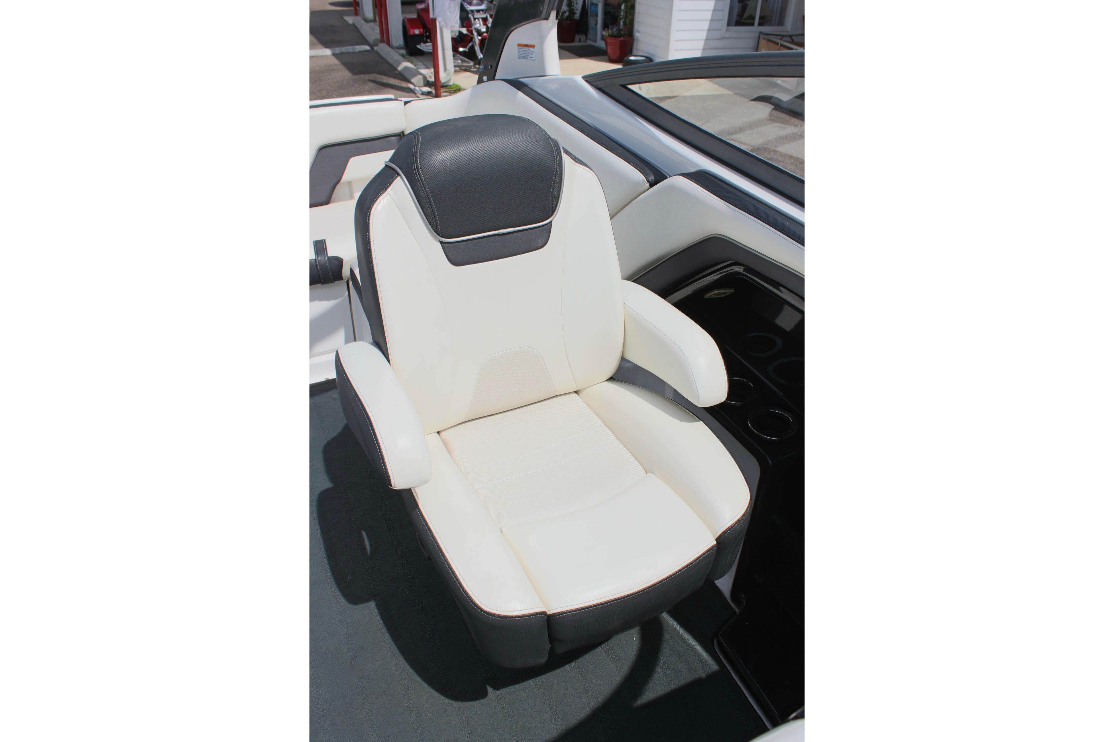 2016 Yamaha Boats 242 Limited S captain's chair, featuring white and black upholstery.