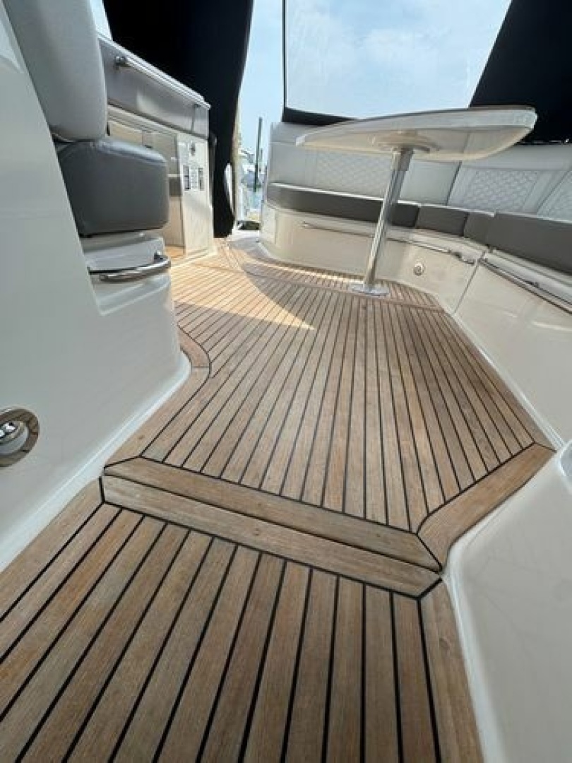 2021 Sea Ray Sundancer 320 Outboard - Image 19