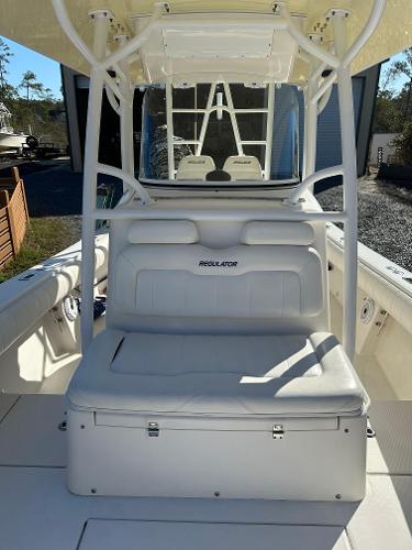 2010 Regulator 29 Forward Seating - 8