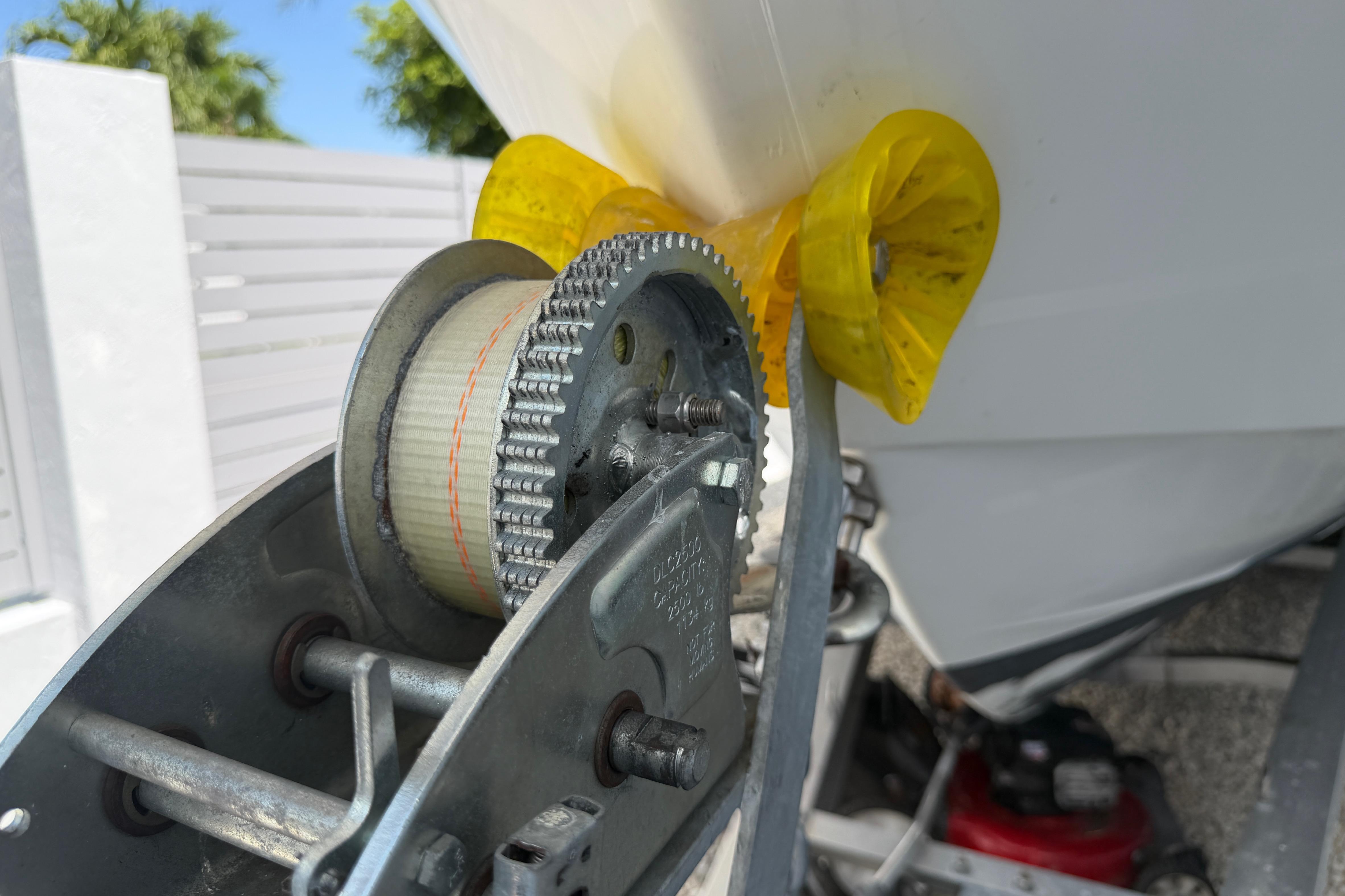 Winch mechanism on a 2008 Hydra-Sports Vector 2900 CC boat trailer.