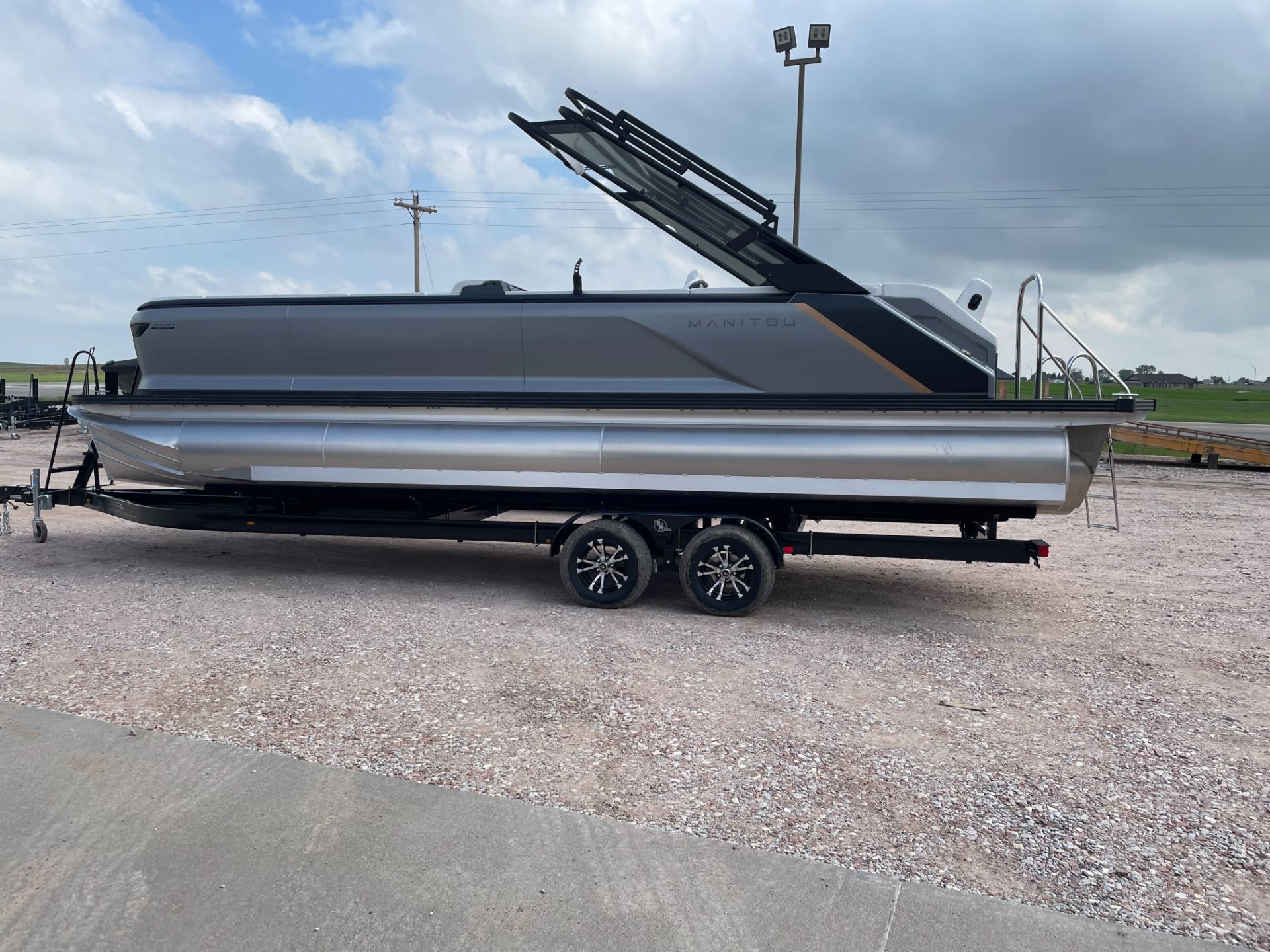 2023 Manitou Explore 26 Switchback
