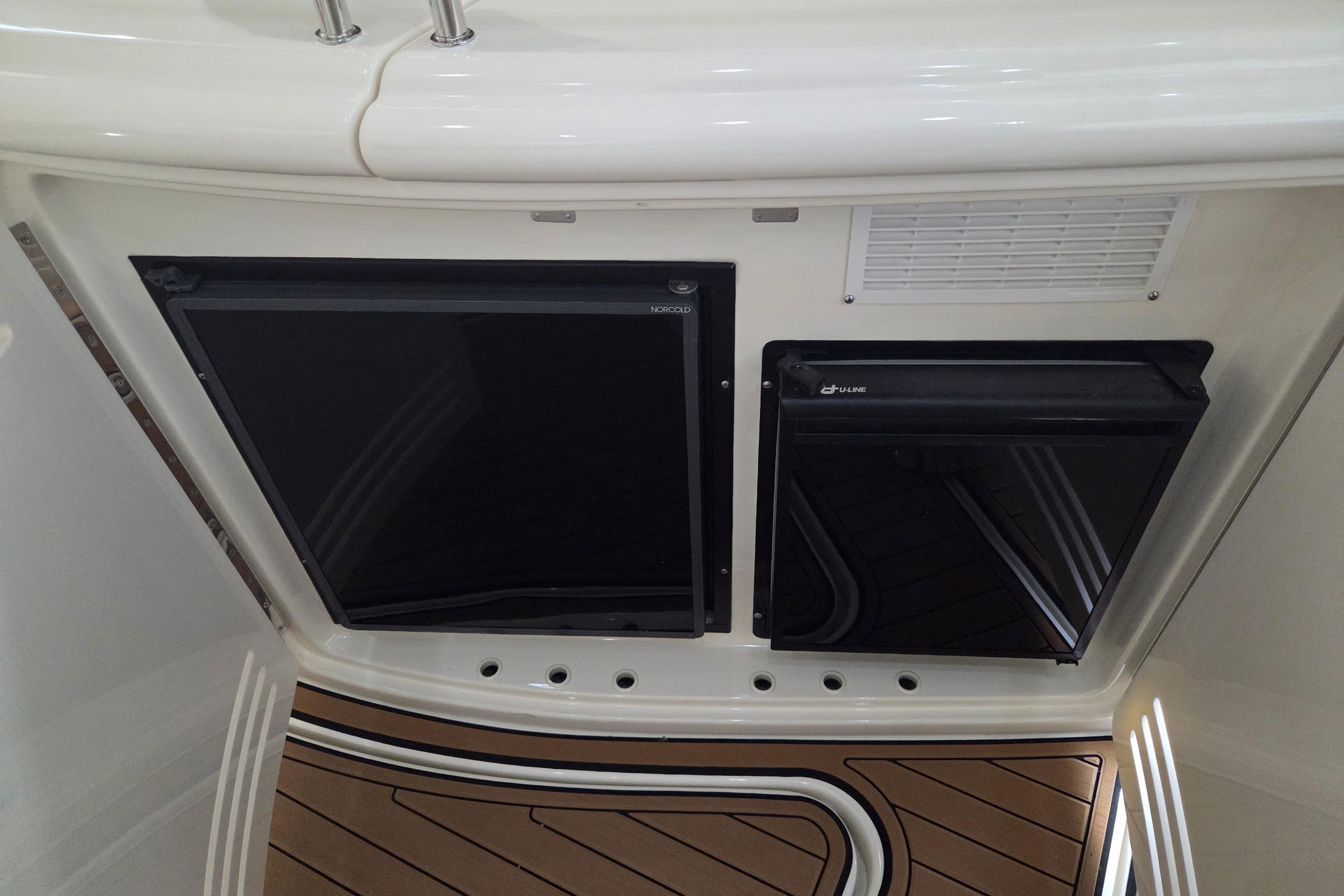 Interior view of a 2000 Sea Ray Sundancer 540 yacht, featuring built-in appliances.