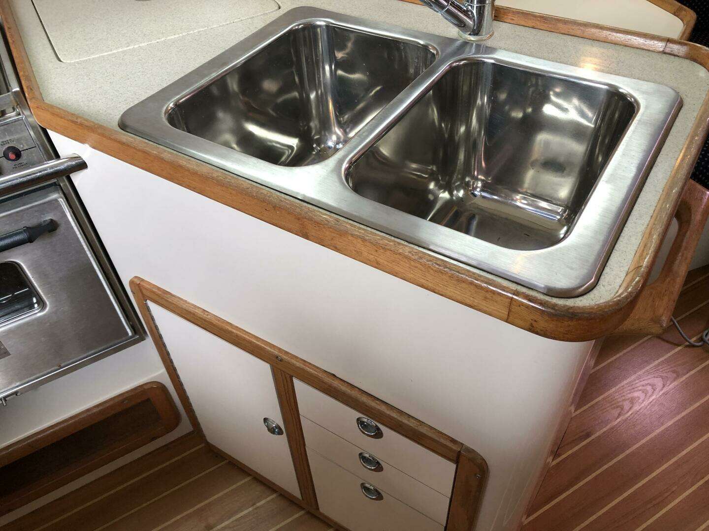 2005 Catalina 320 - Image 28