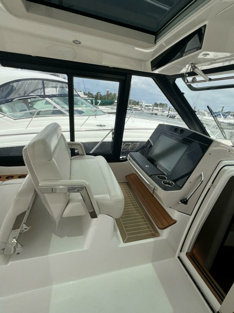 2021 Boston Whaler 405 Conquest - Image 27