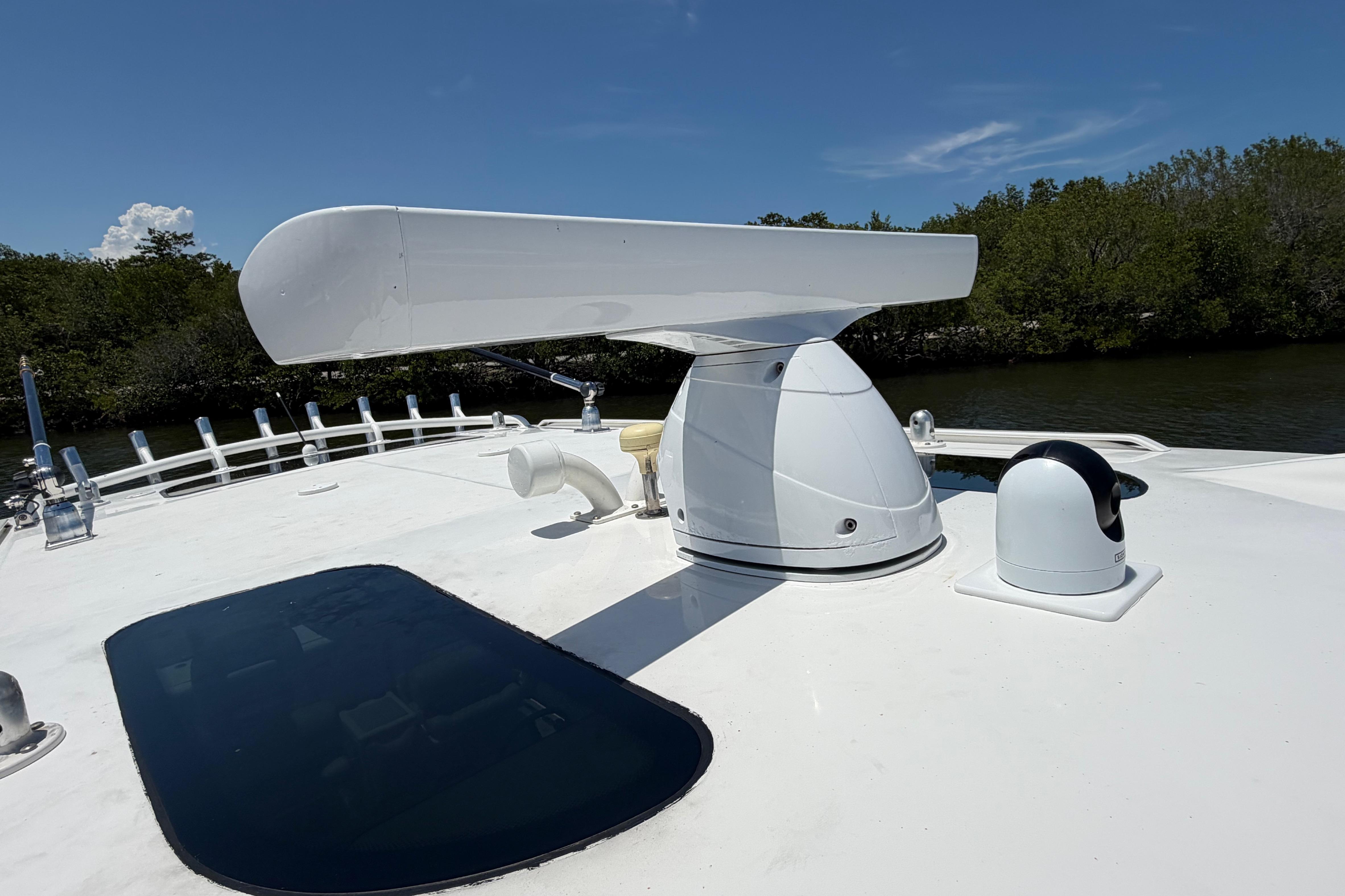 Radar equipment on a 2009 Everglades 350LX boat under clear blue skies.
