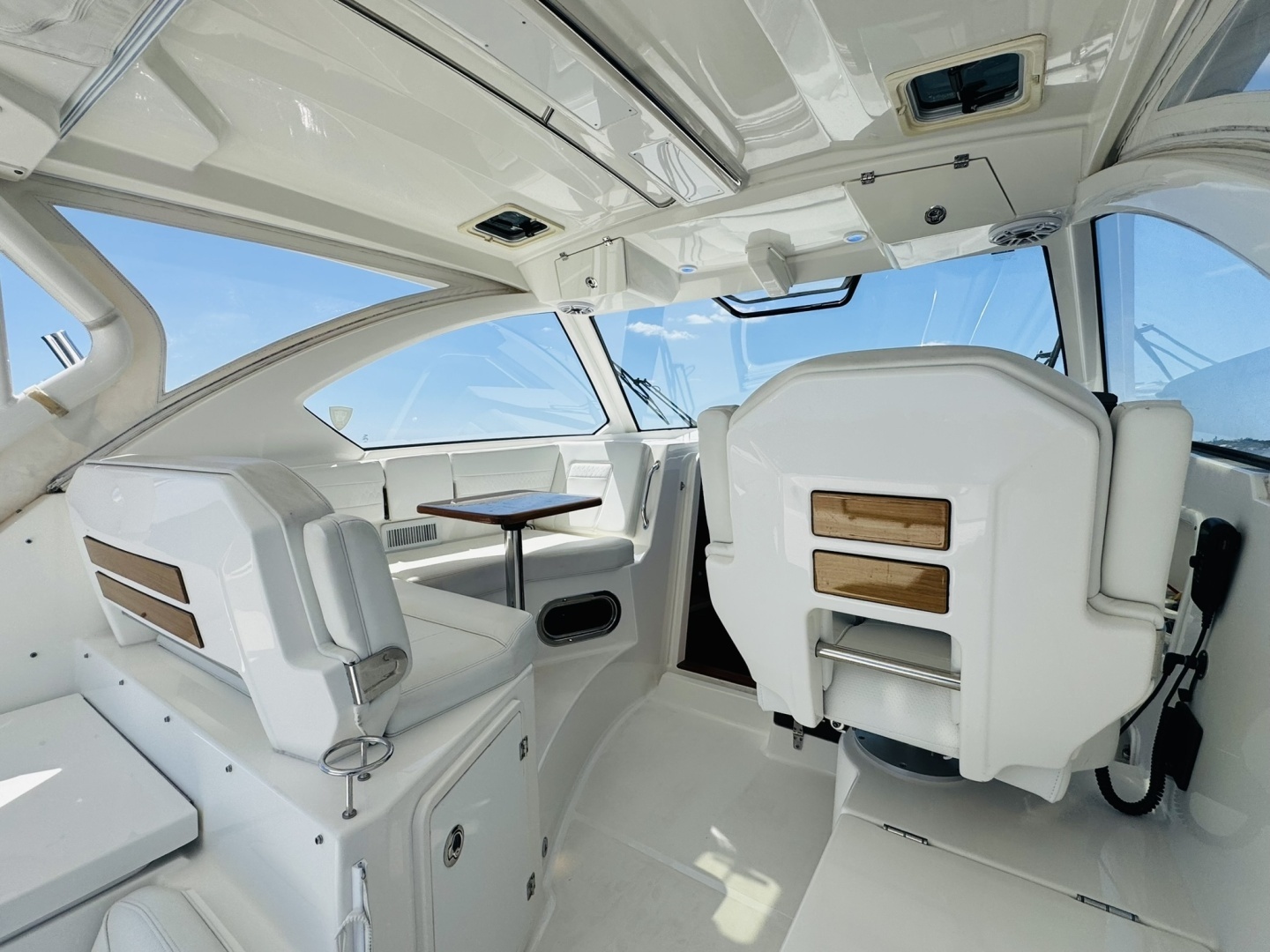 2021 Pursuit OS 355 - Image 26