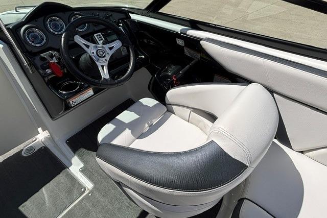 2014 Yamaha Boats 212X interior with steering wheel and captain's seat.