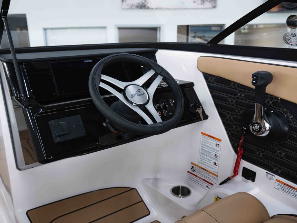 2026 Sea Ray SPX 210 Outboard - 9