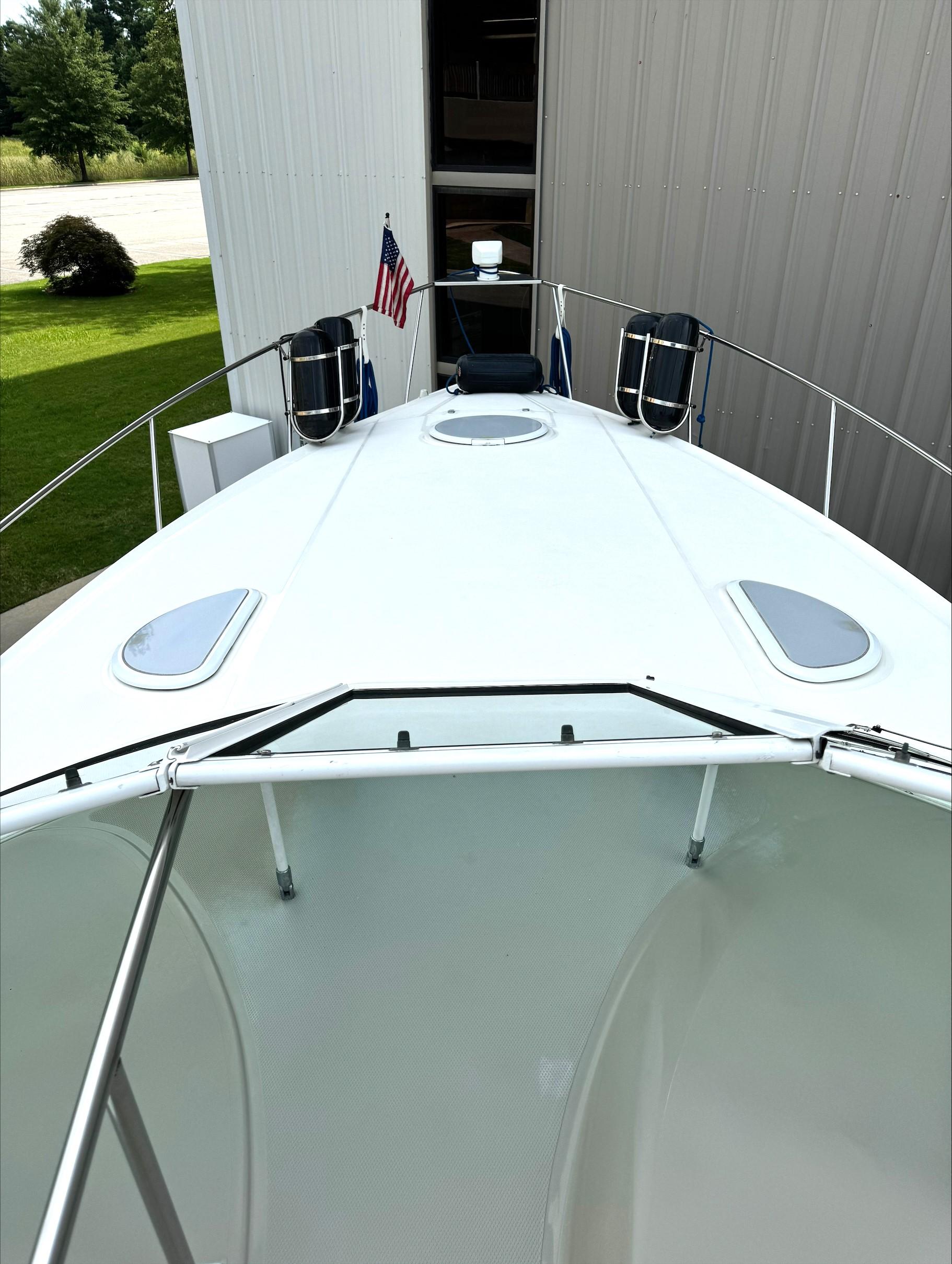 2004 Cruisers Yachts 320 Express - 19