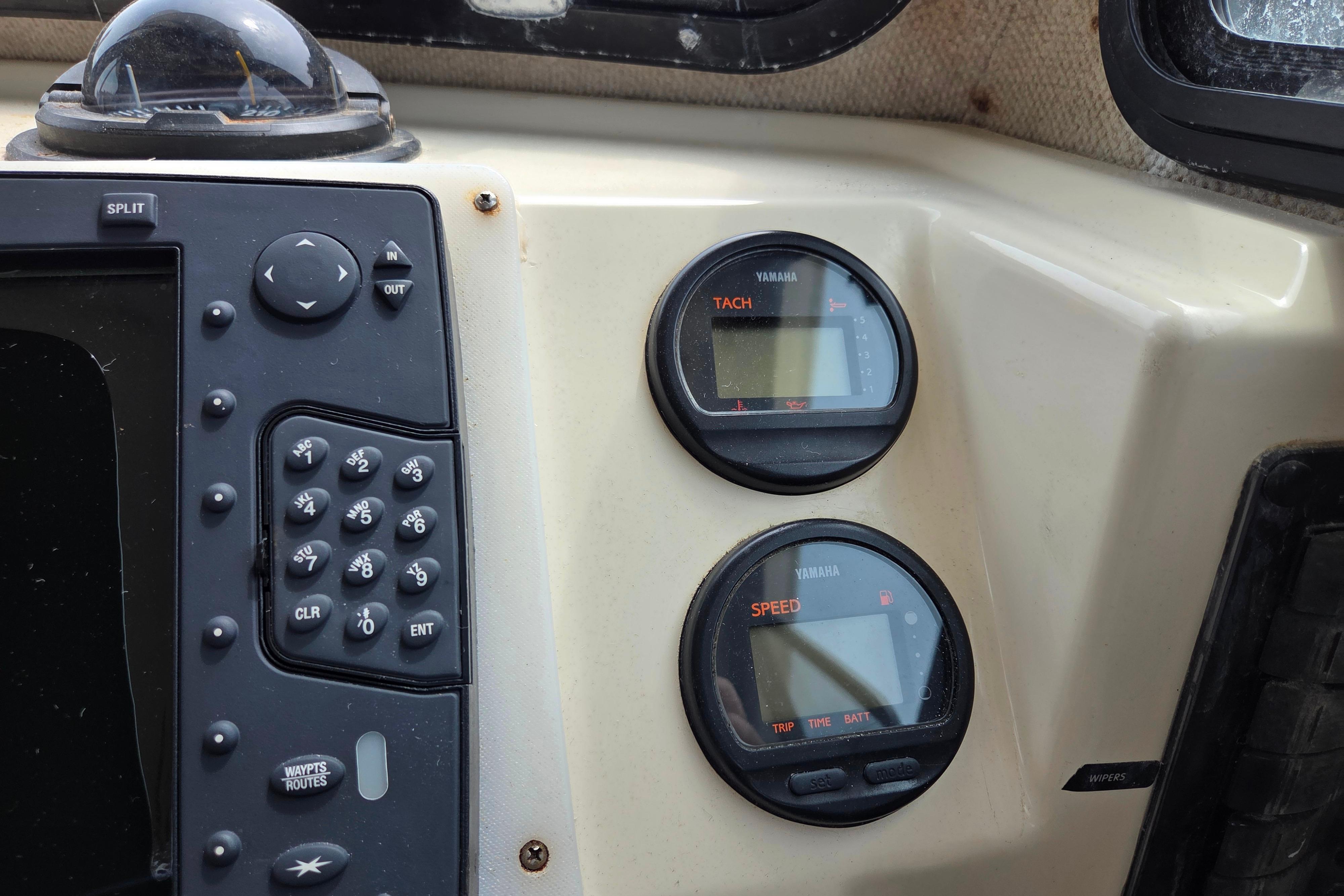 Control panel of a 2002 Parker 2520 Deep Vee Sport Cabin boat with Yamaha gauges.