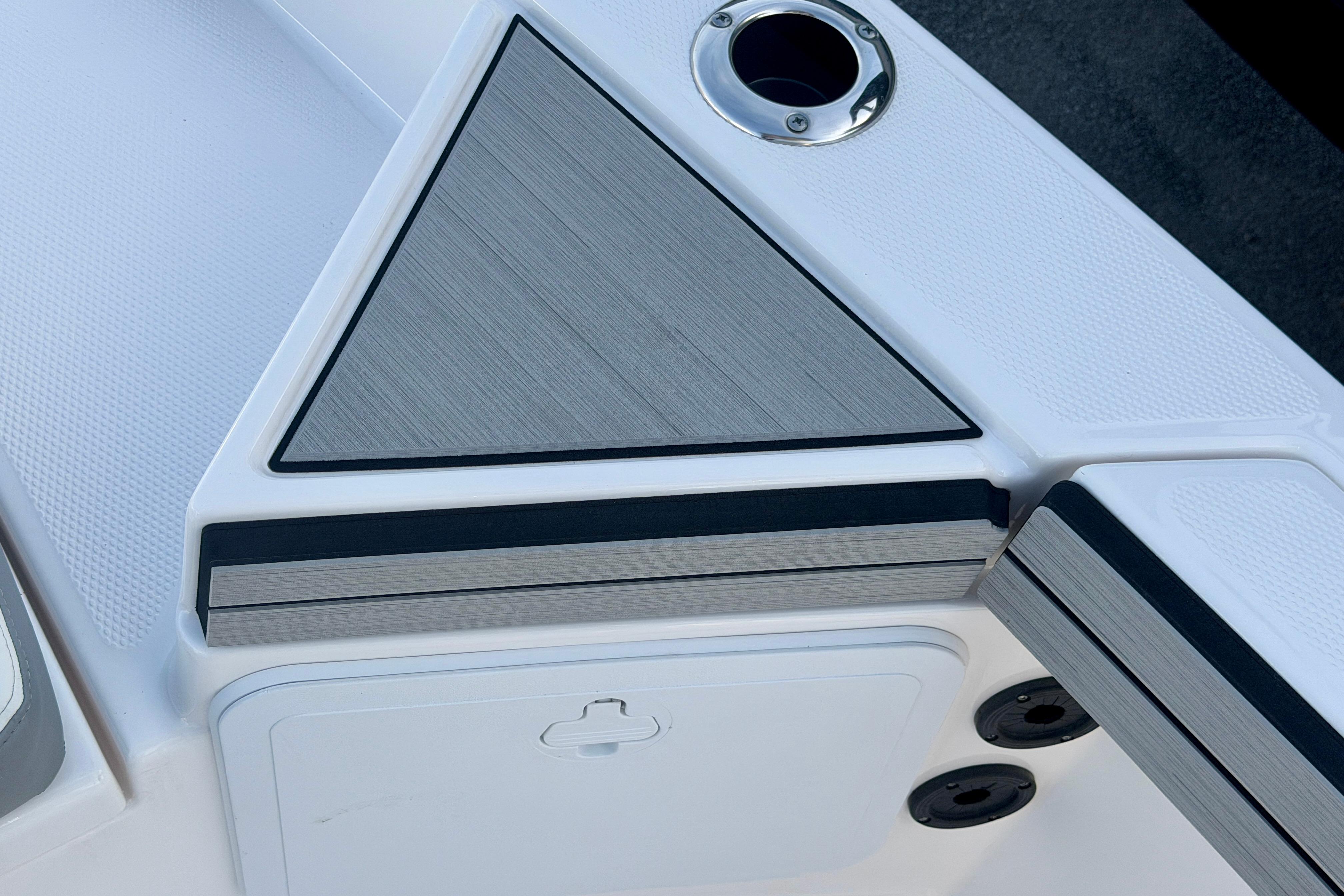2025 Yamaha Boats 195 FSH Sport deck detail with sleek design and storage compartment.