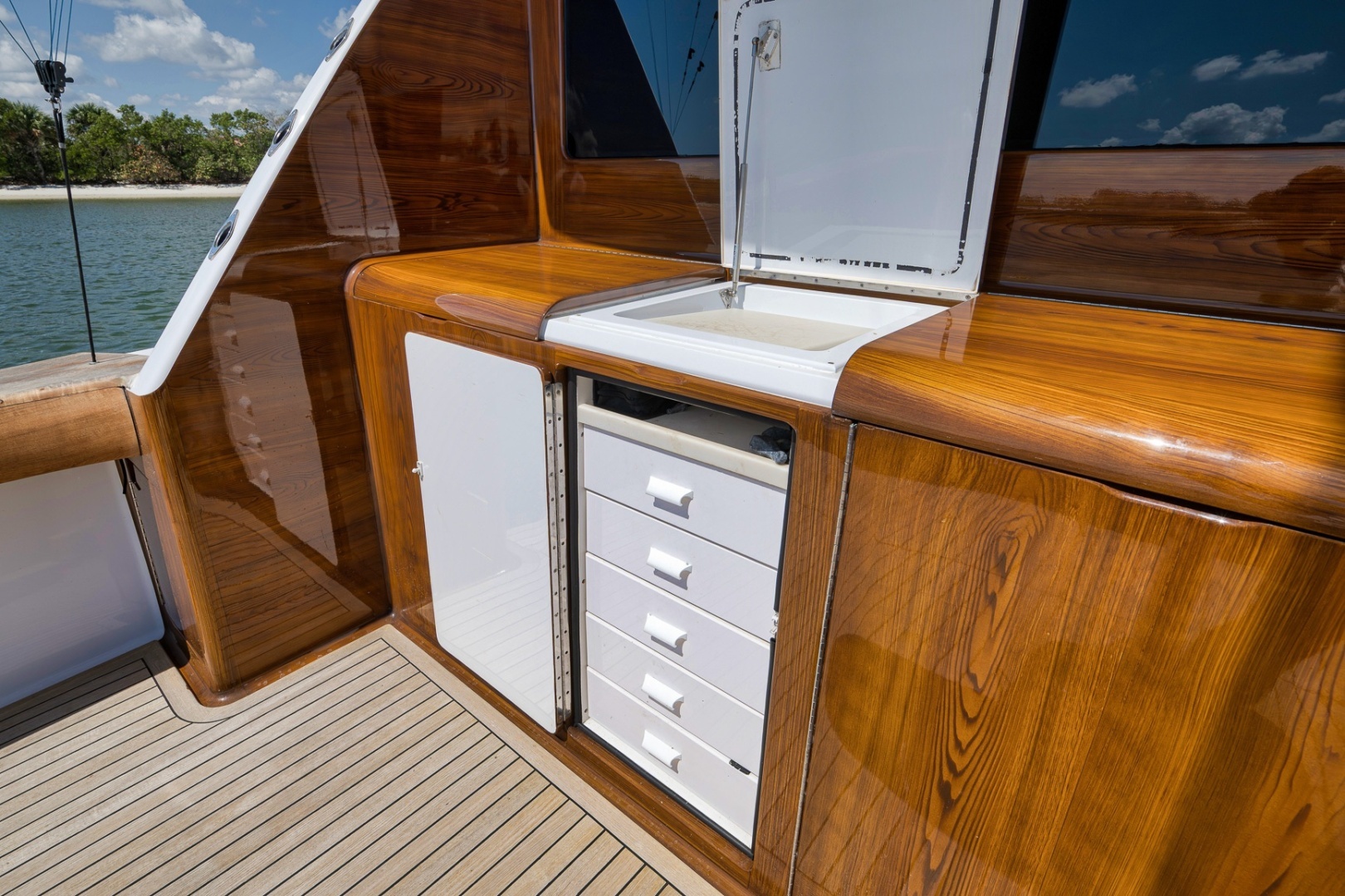 2003 Viking 52 Convertible - Image 23