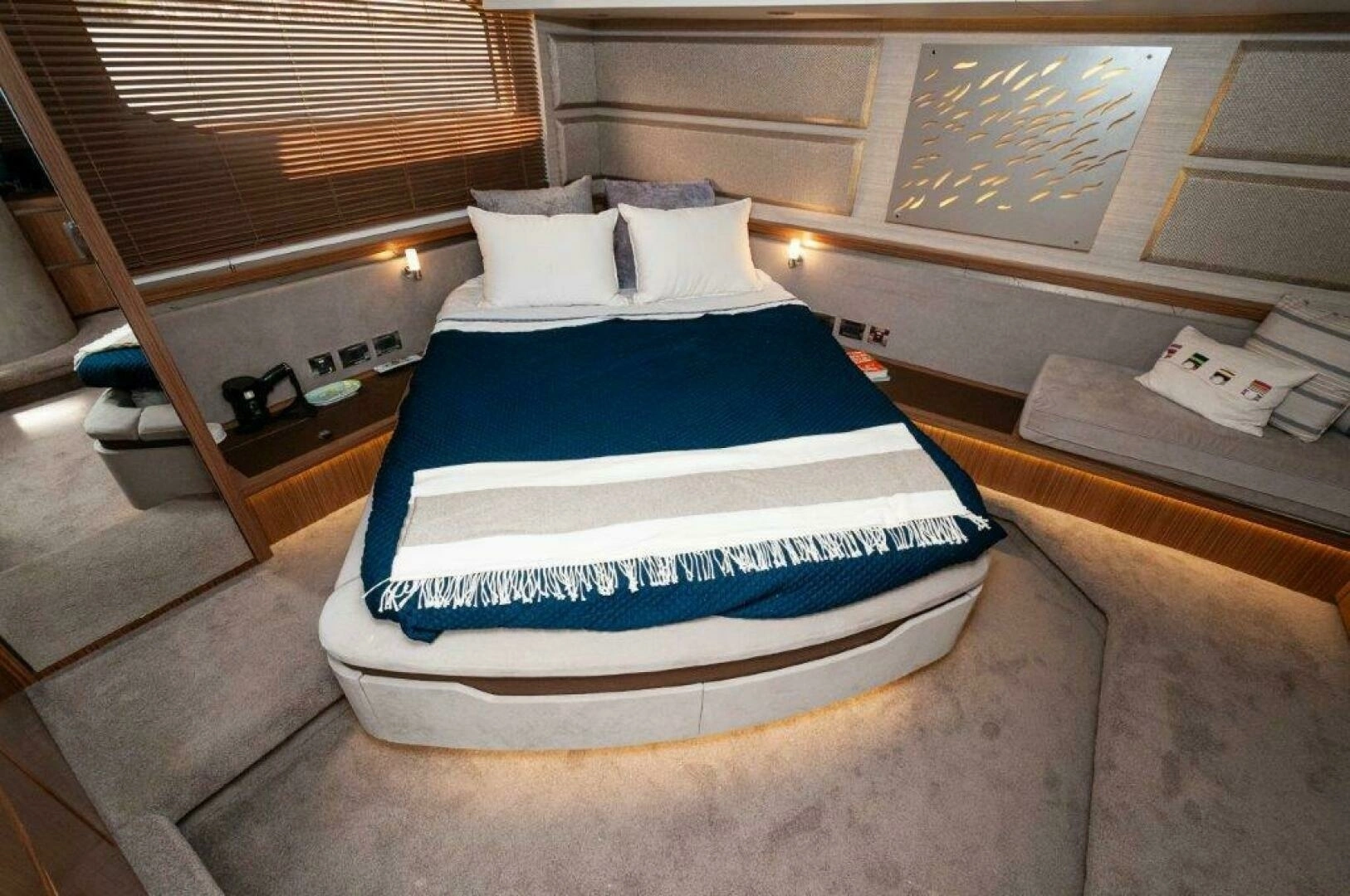 2018 Sea Ray L550 Flybridge - Image 16