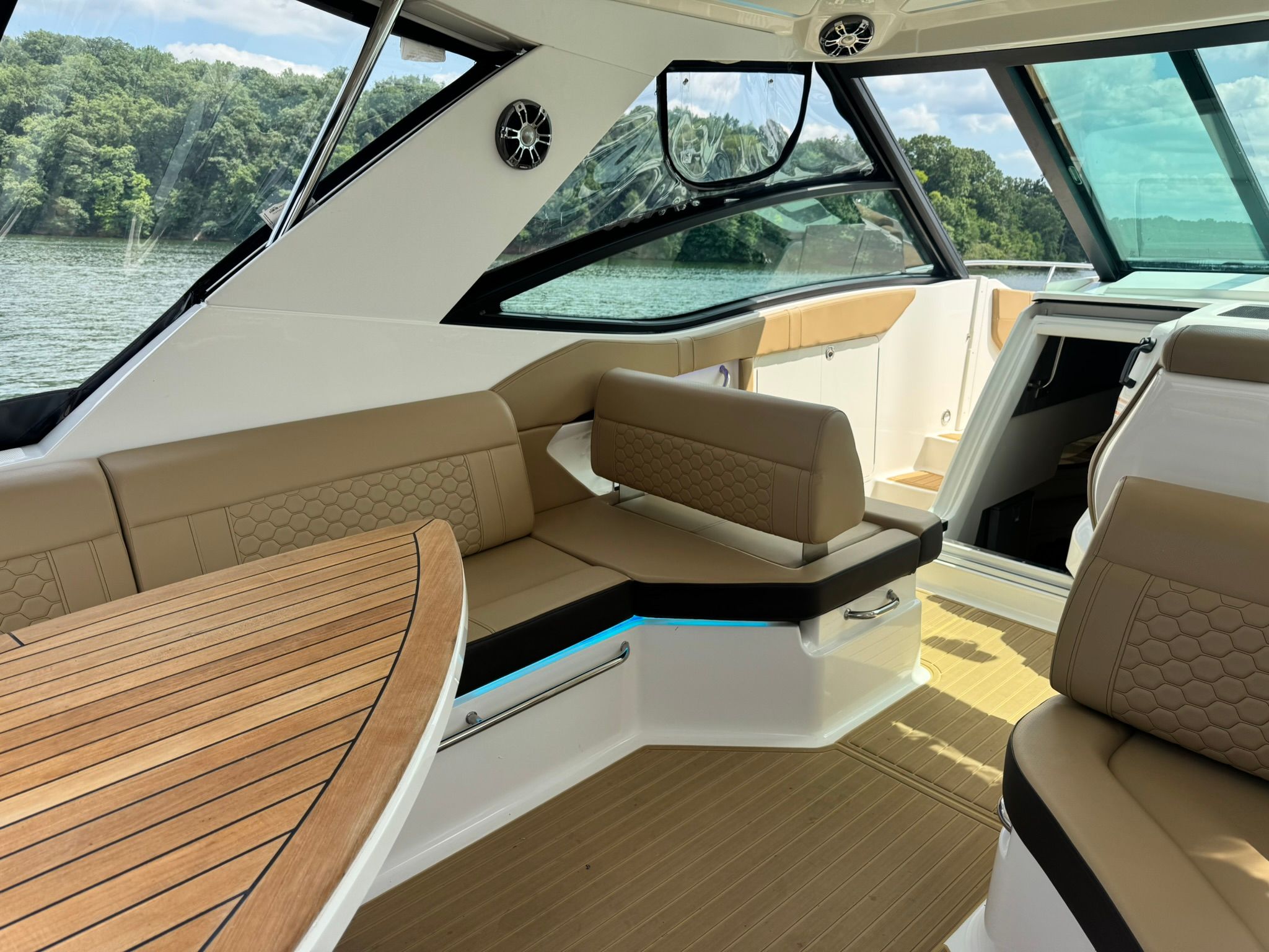 2023 Sea Ray DA320 Coupe - 16