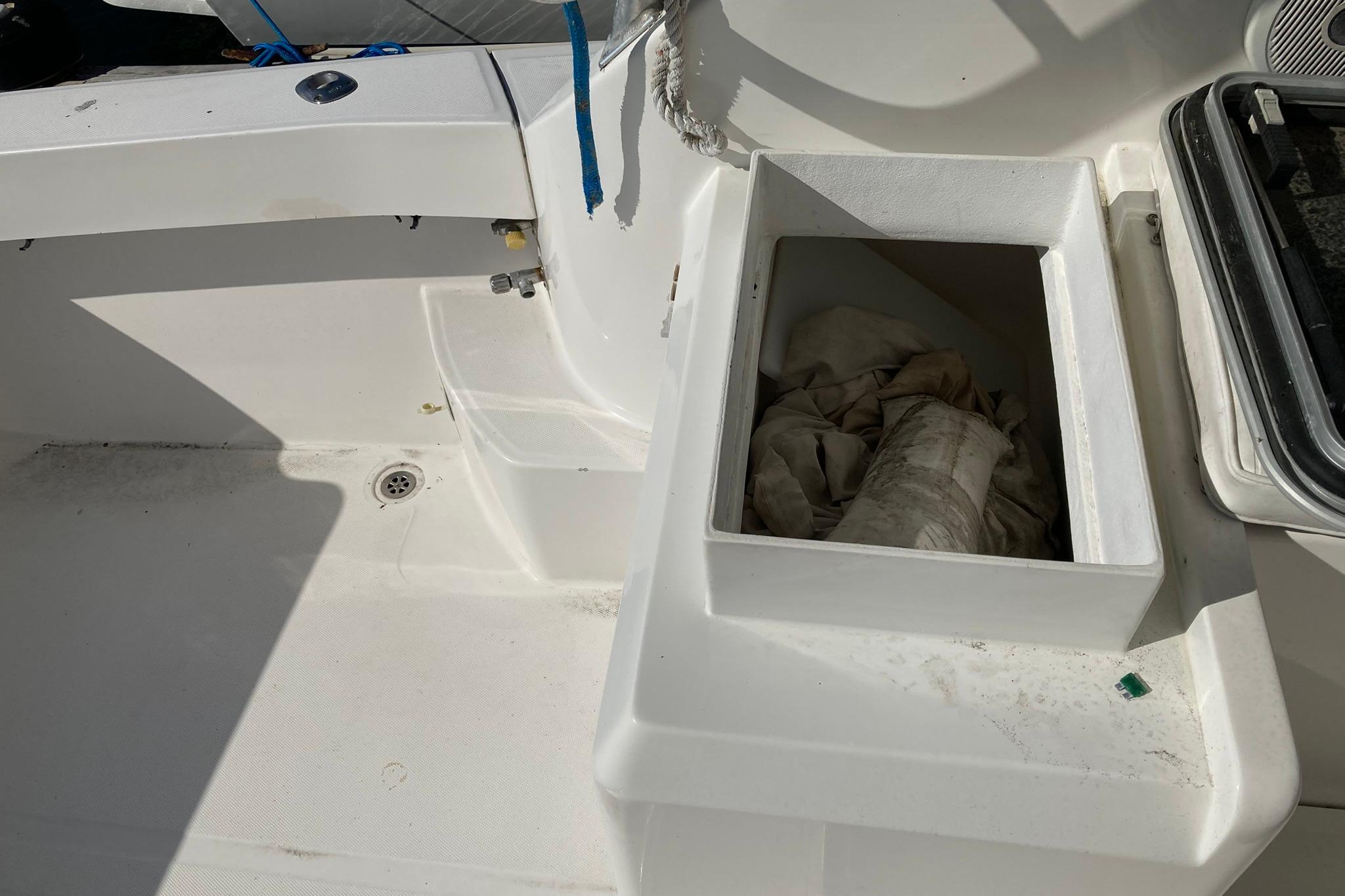 2006 Luhrs 28 boat deck with storage compartment and drain.
