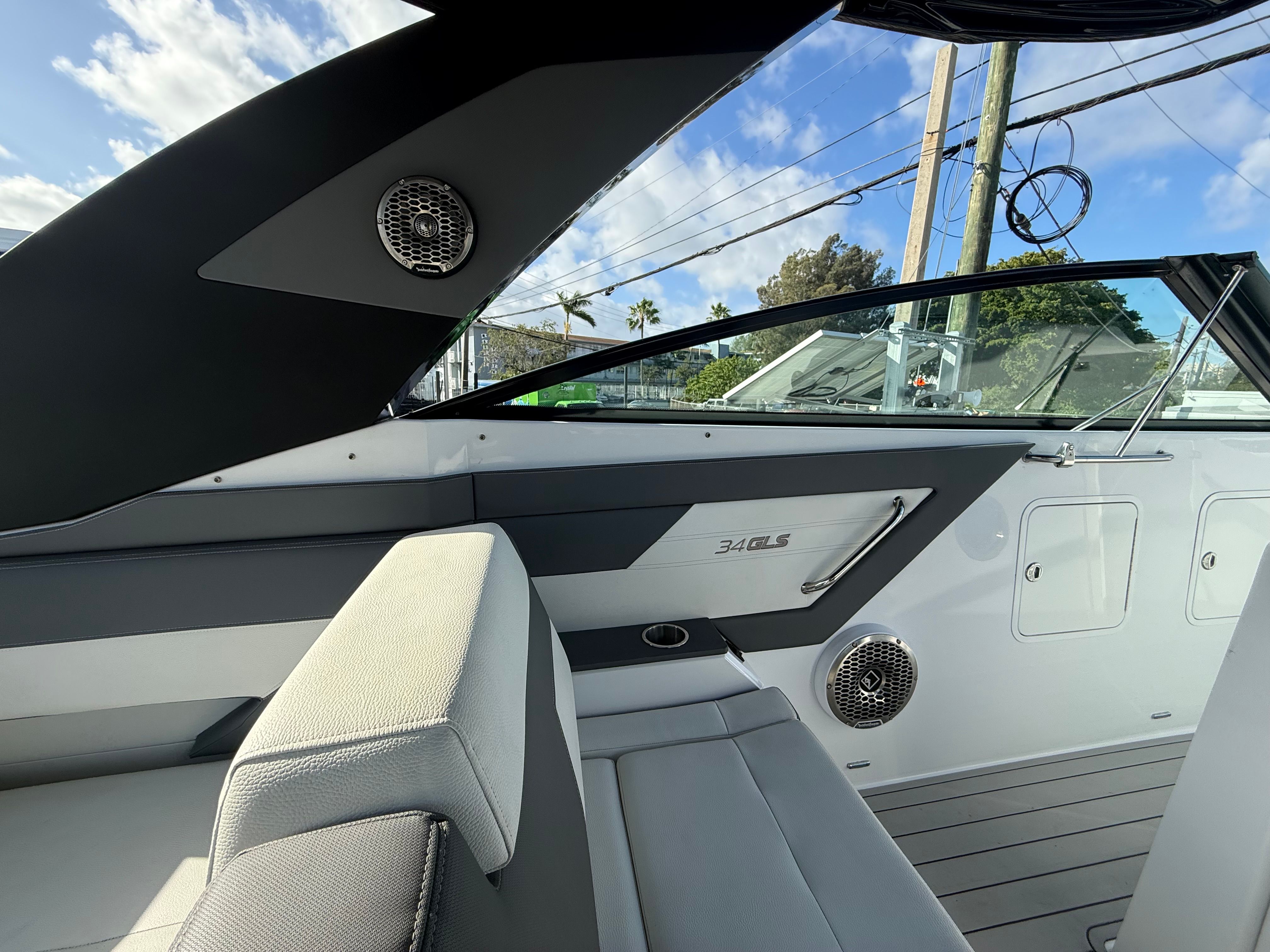 2022 Cruisers Yachts 34 GLS OB - 16
