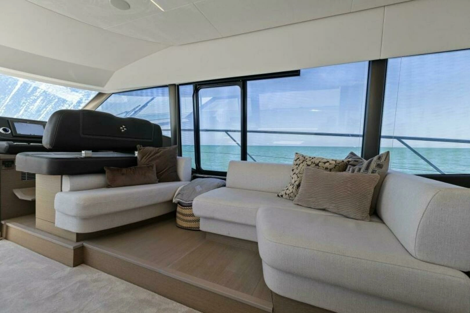 2022 Prestige 590 Flybridge - Image 16