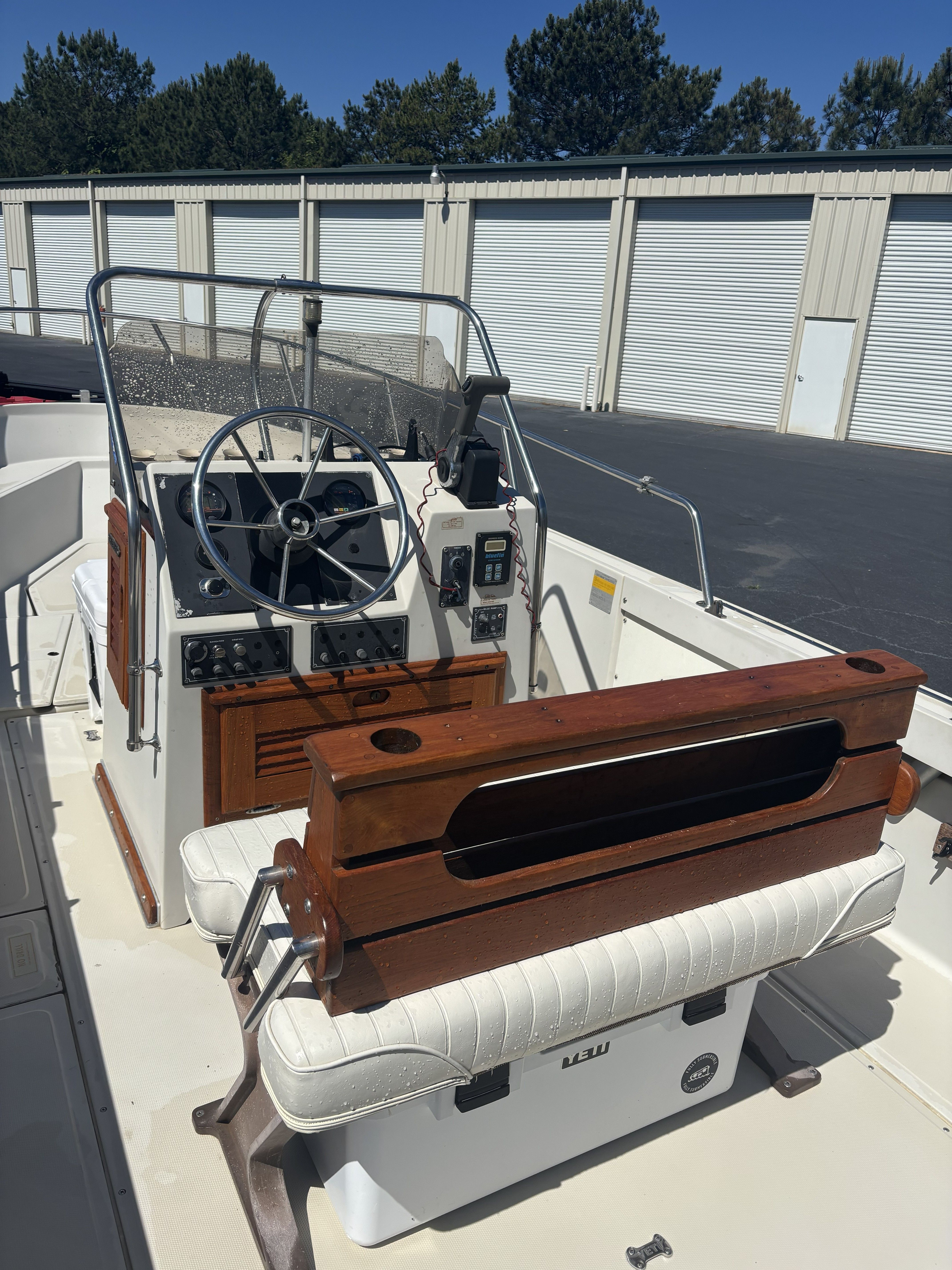 1987 Boston Whaler outrage v20 - 11