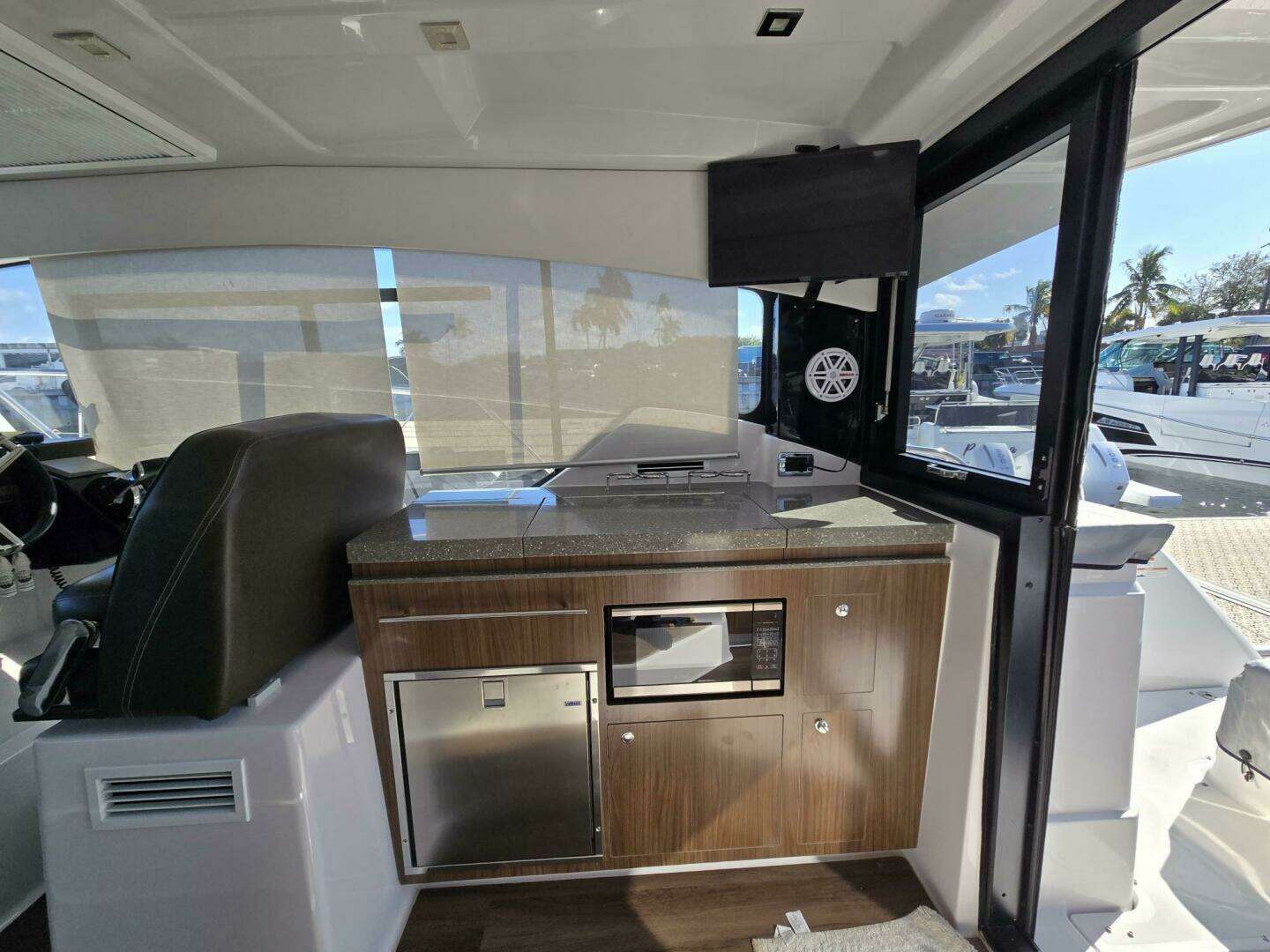 2020 Four Winns V355 Coupe OB - Image 9