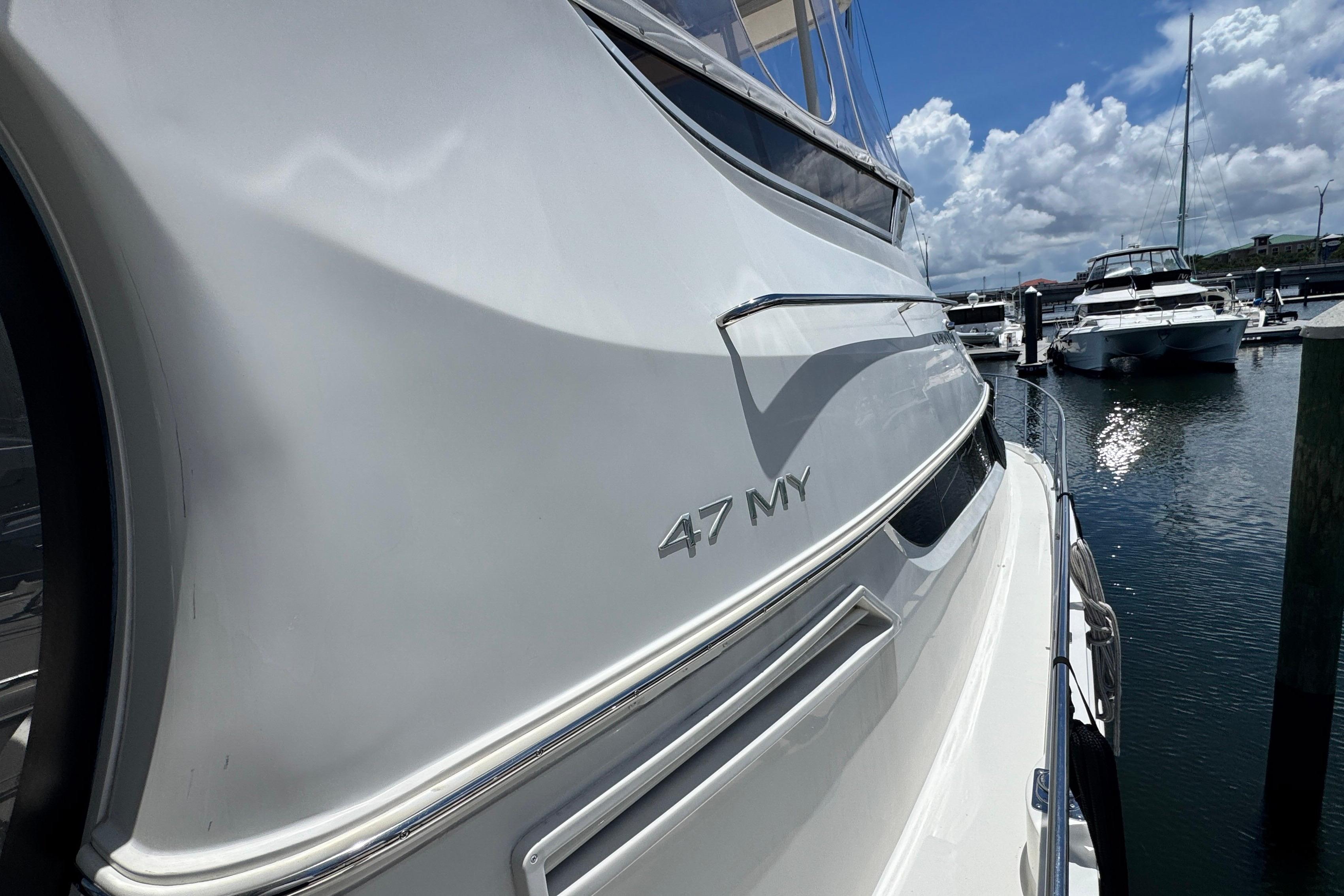 2007 Carver 47 Motor Yacht Side Deck