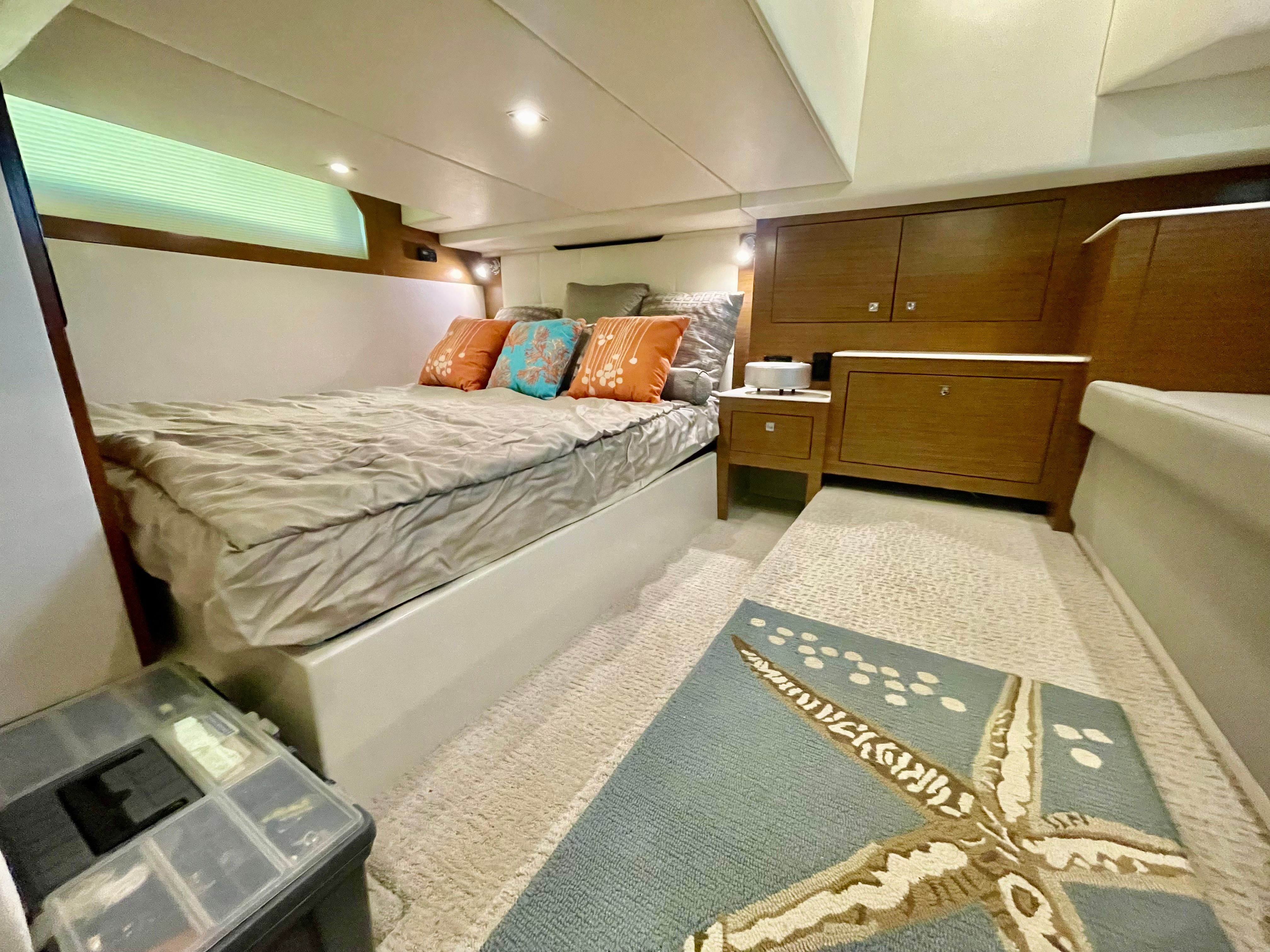 2016 Cruisers Yachts 390 Express Coupe - 31
