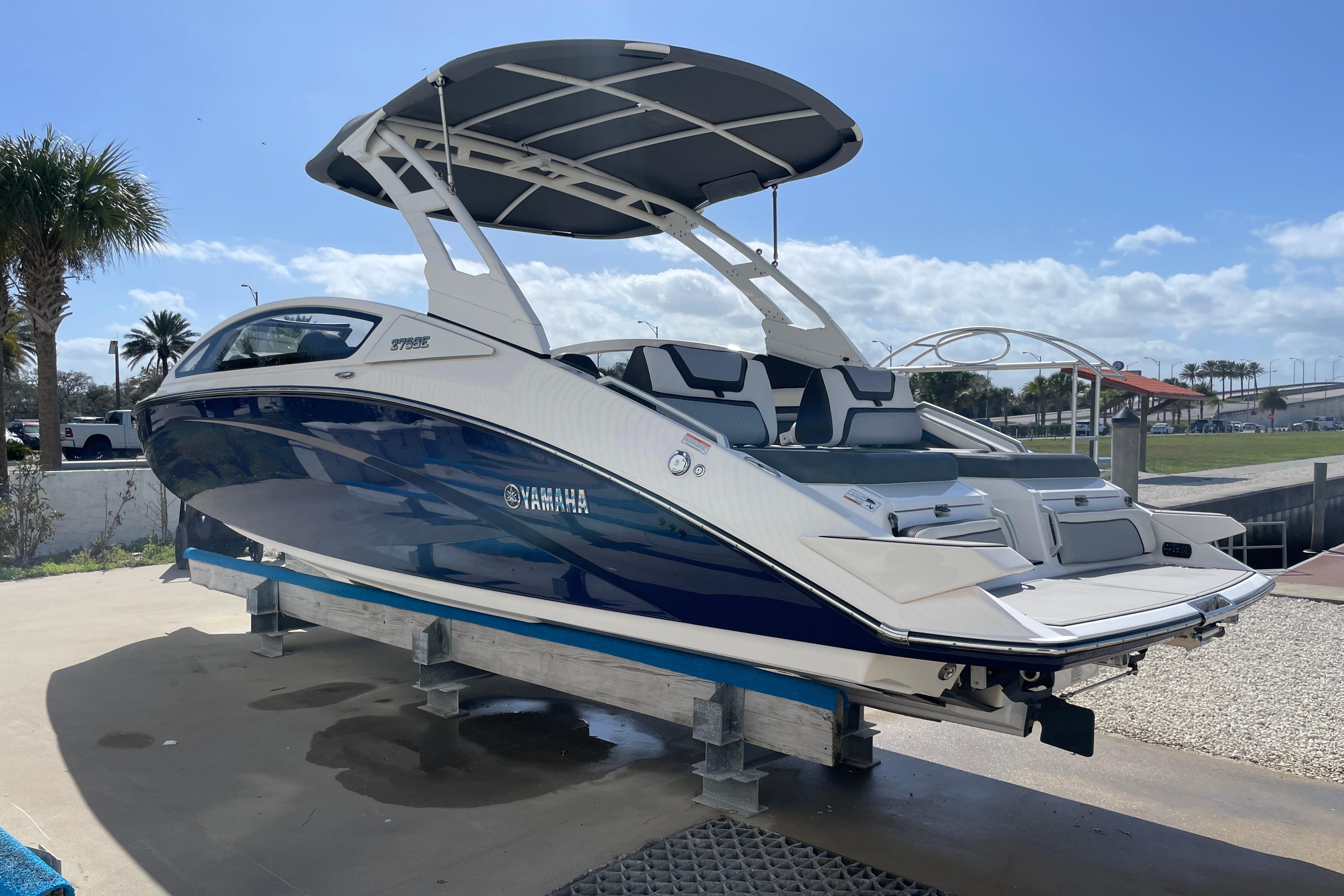 2021 Yamaha Boats 275SE on display, featuring sleek design and modern amenities.