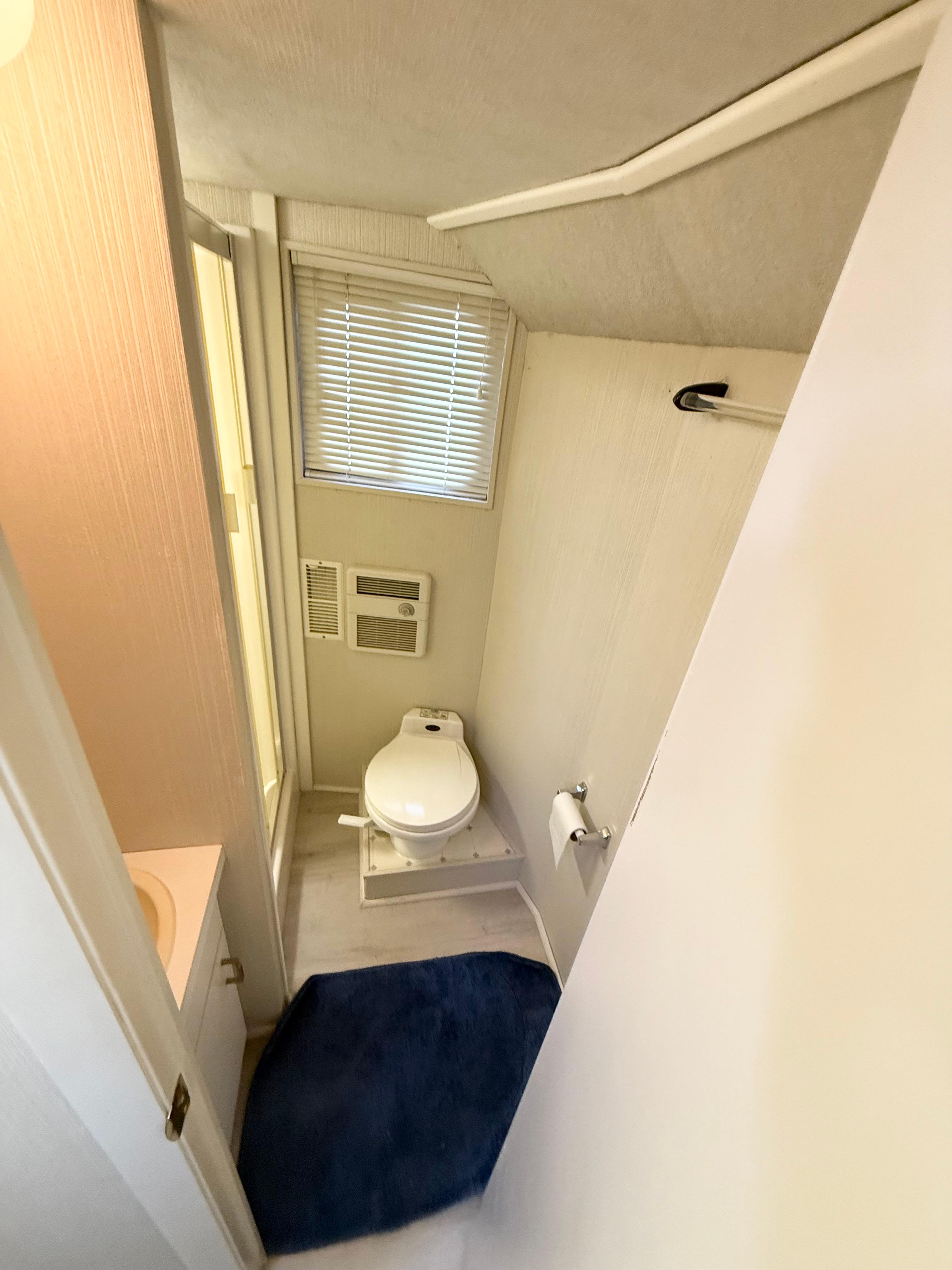 Bathroom interior of 1995 Skipperliner 52 Inter-Coastal Motor Yacht HB.
