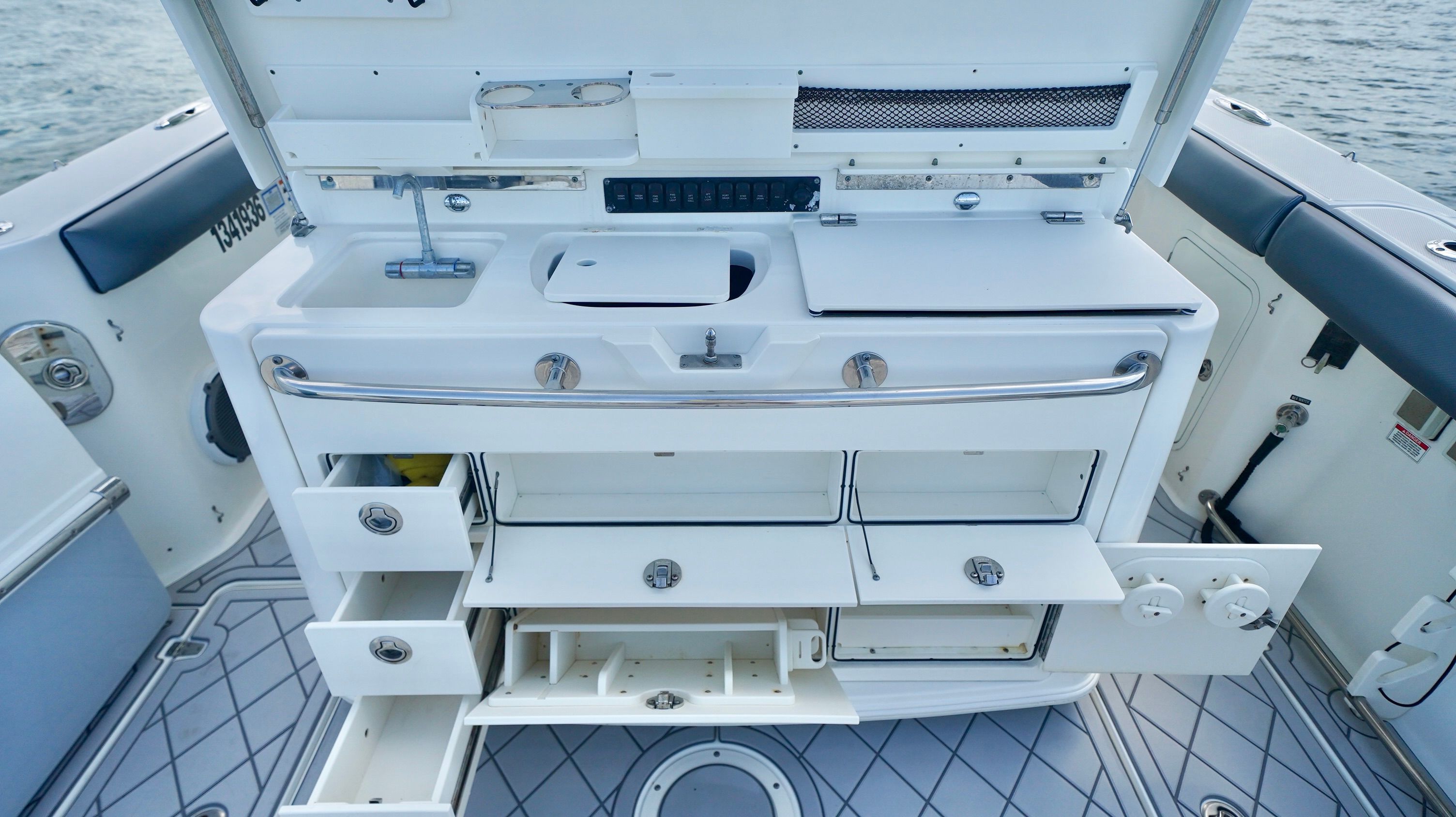2013 Boston Whaler 350 Outrage - 76