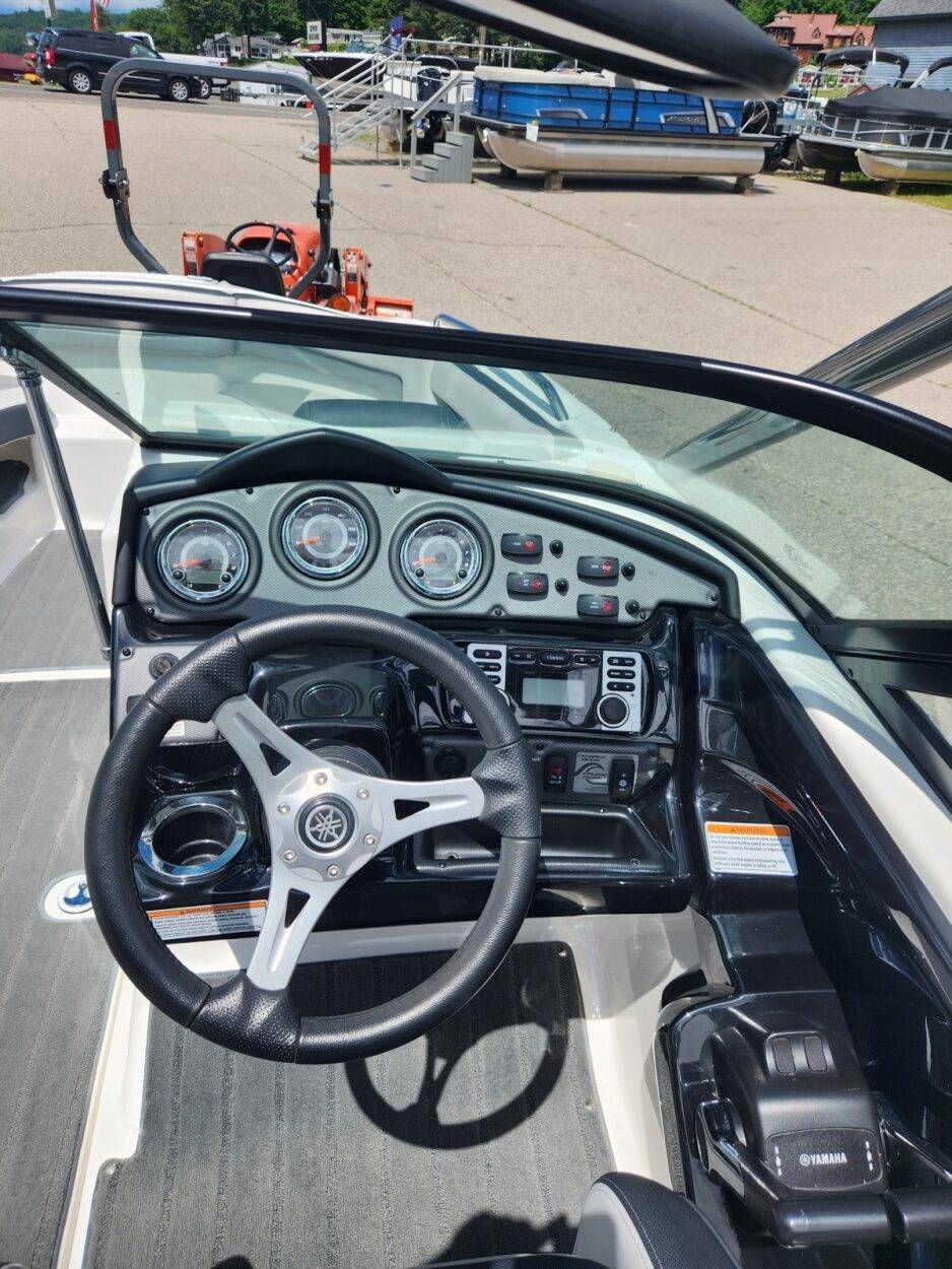 2015 Yamaha Boats 212X - 11