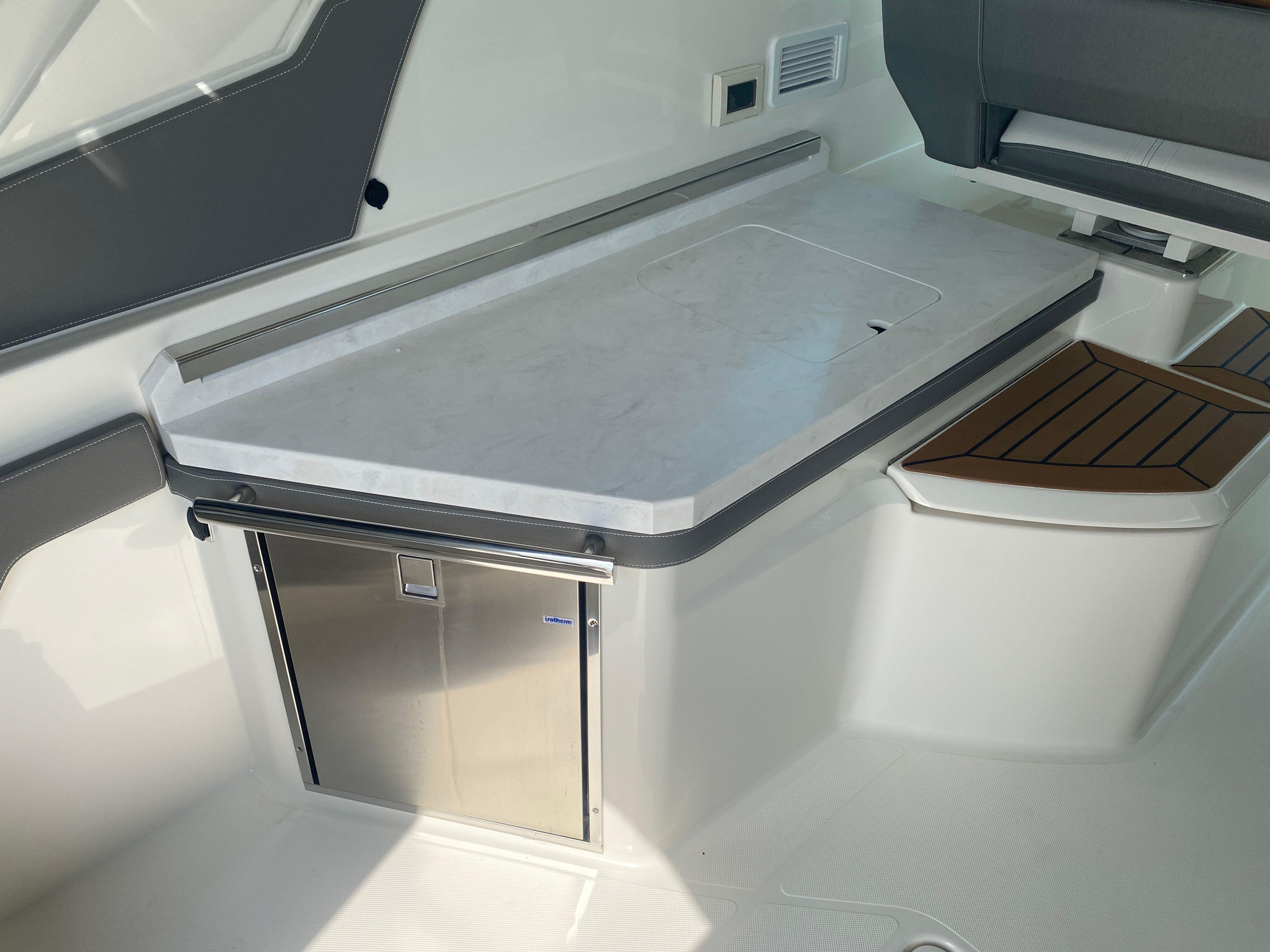 2021 TIARA YACHTS 34 LX - Image 14