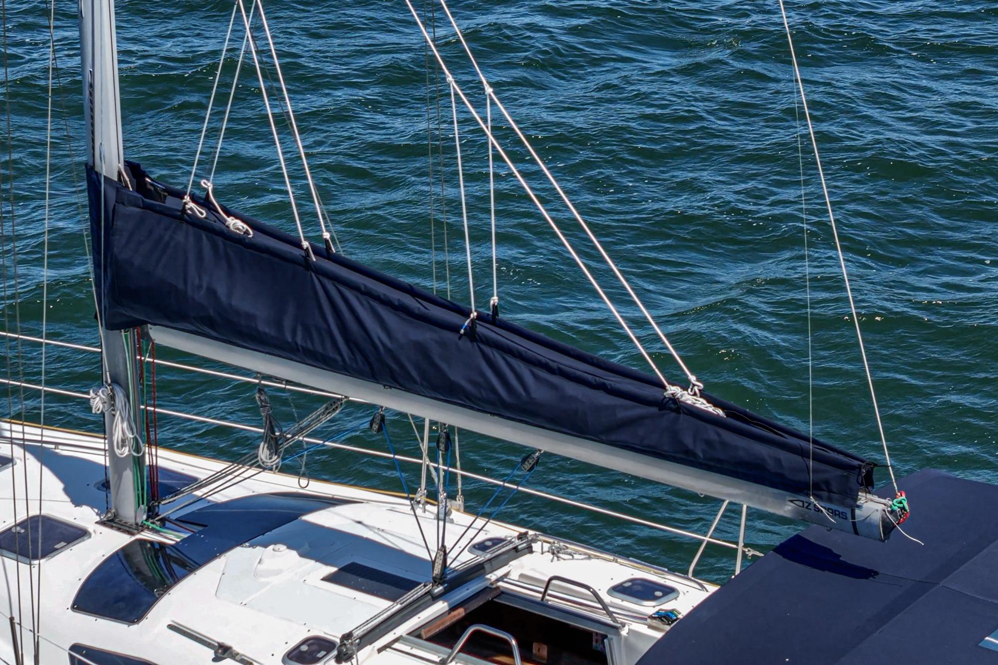 Sailboat Hunter 376 (1996) with covered boom, sailing on open water.