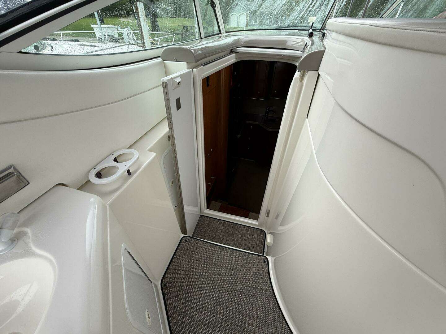 2004 Cruisers 370 Express - Image 20