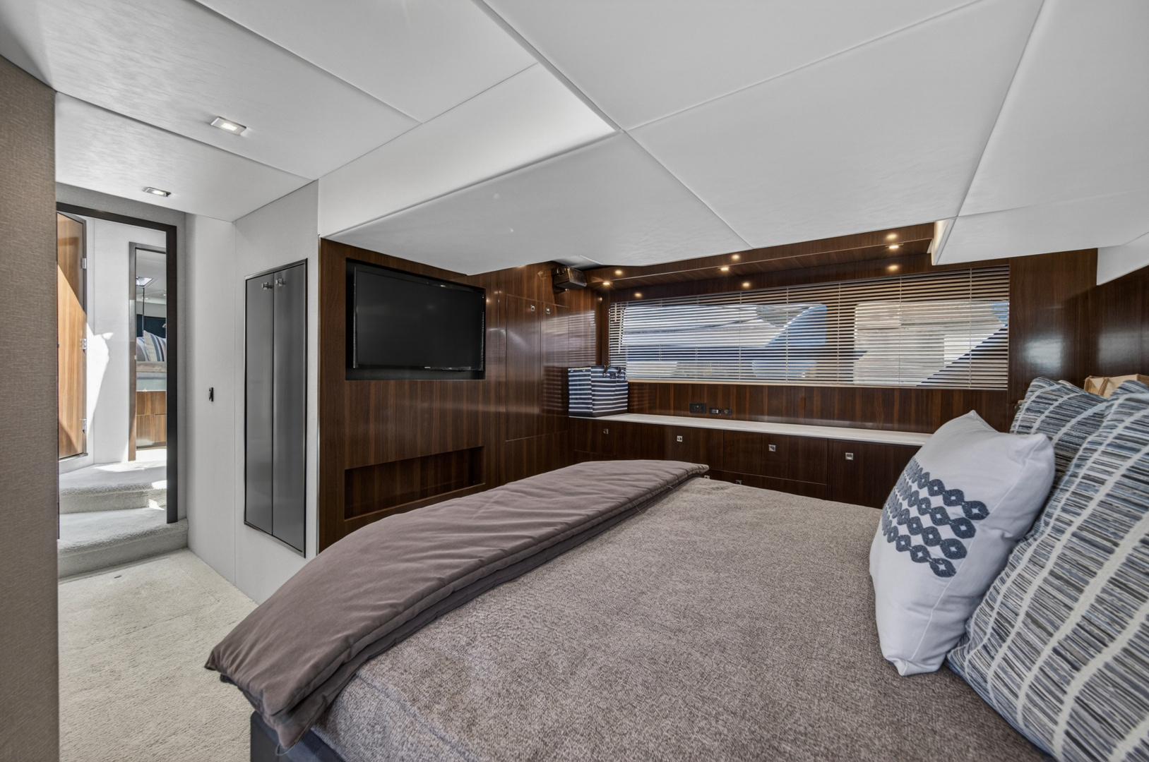 2023 Cruisers Yachts 50 CANTIUS - Image 83